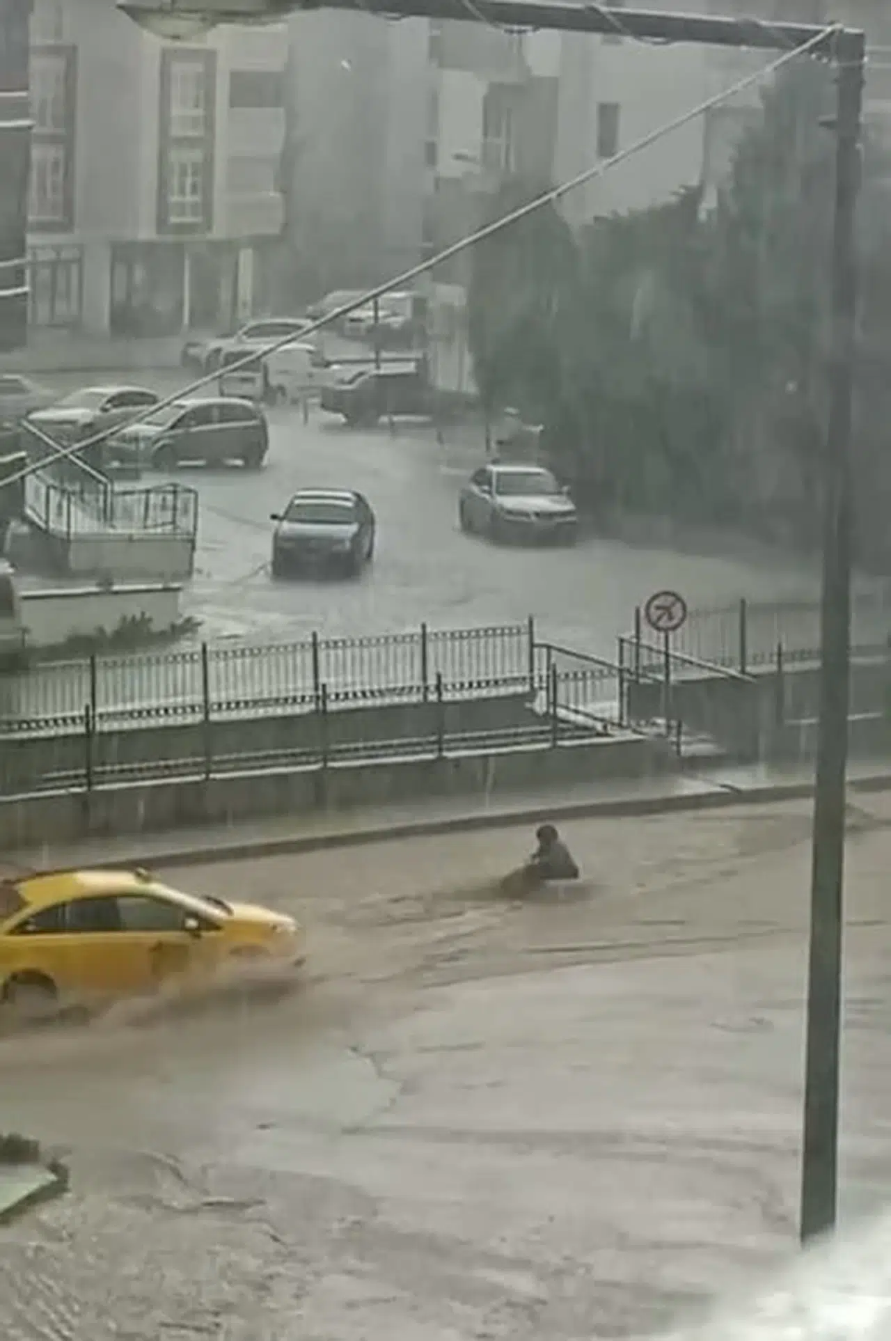 Amasya'da sağanak; cadde ve sokaklar suyla doldu, sele kapılan kadını taksici kurtardı