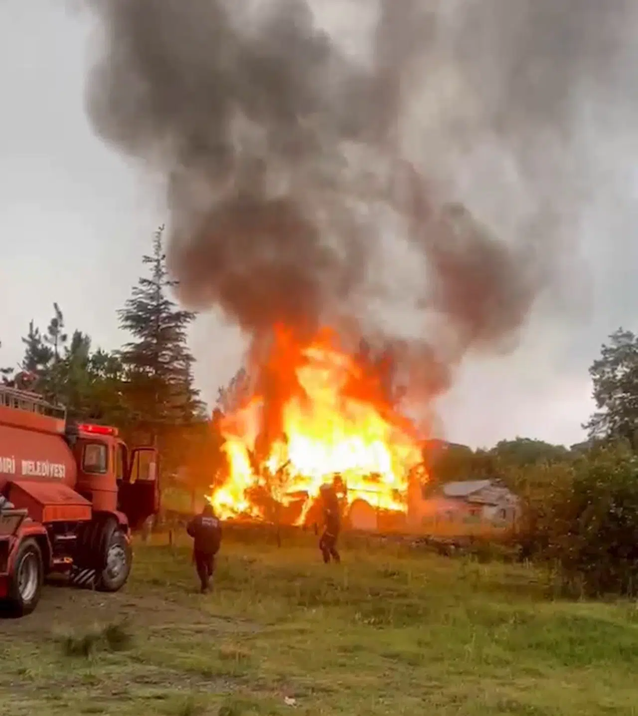 Sivas'ta yıldırım düşmesi sonucu çıkan yangında baraka kül oldu