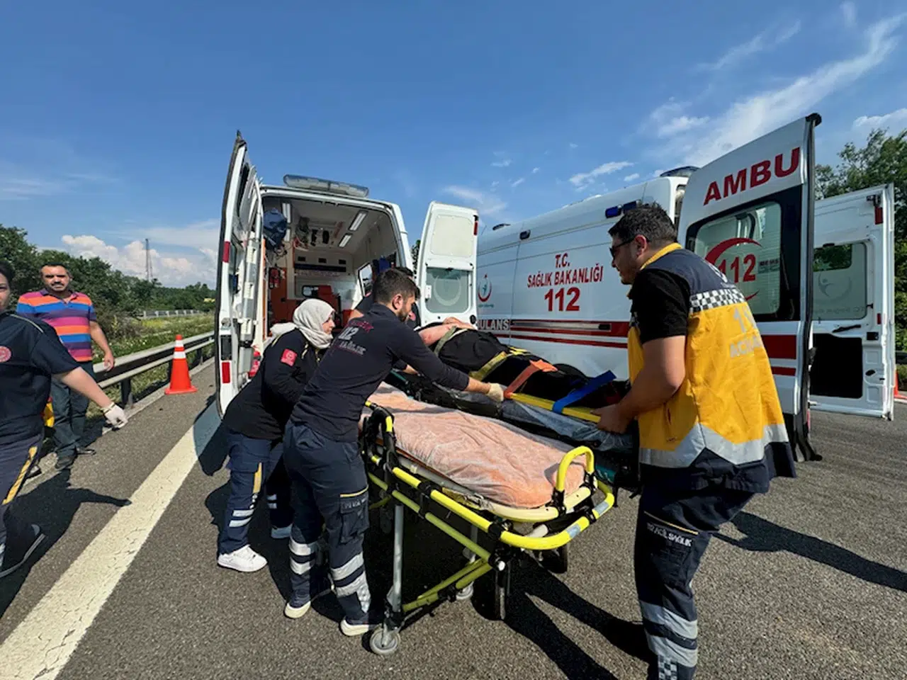 Anadolu Otoyolu'nda su tankeri ile tırın karıştığı kazada 5 kişi yaralandı