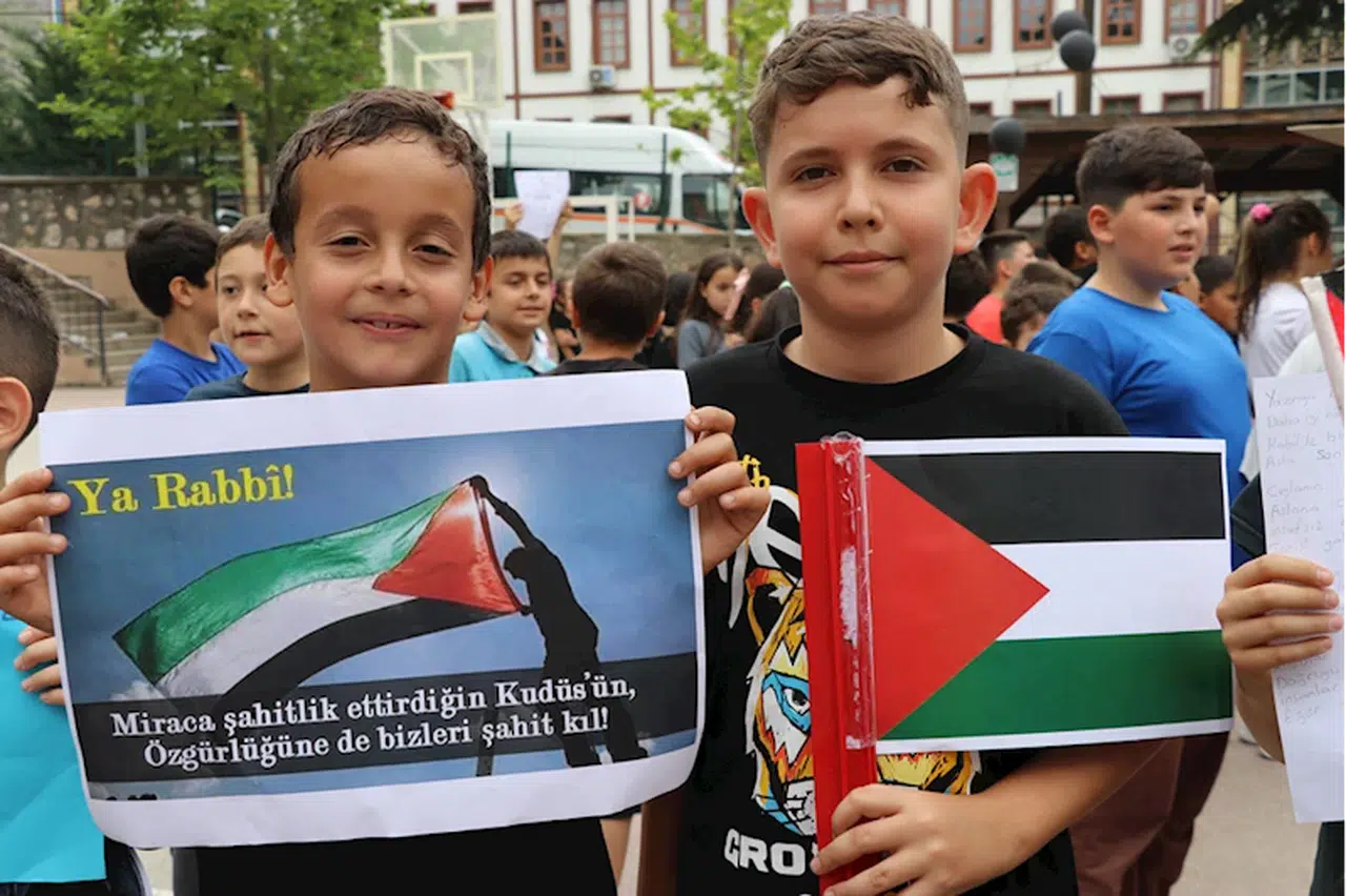 Amasya'da ilkokul, ortaokul ve lise öğrencileri İsrail'i protesto etti