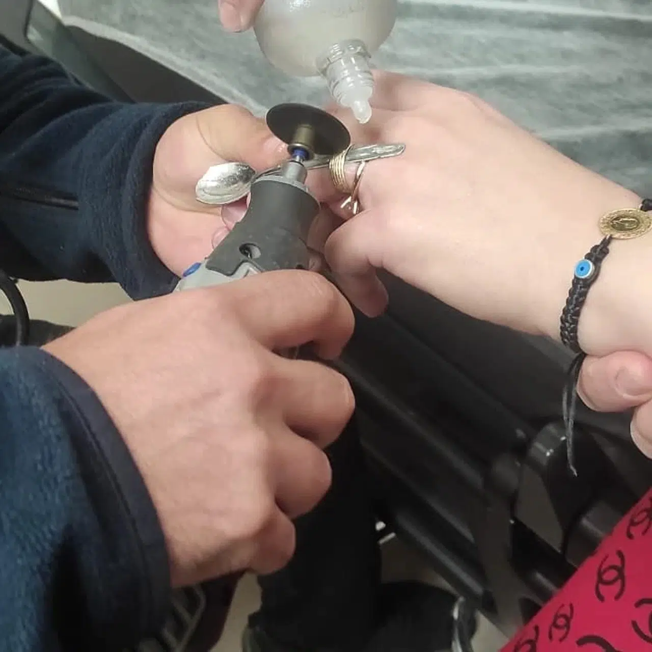 Bolu'da parmağına yüzük sıkışan vatandaşı itfaiye ekipleri kurtardı