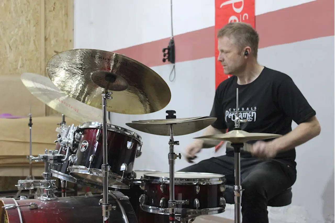 Norveçli müzisyen Aalberg, Samsun'da üretilen bateri zillerini yerinde test etti