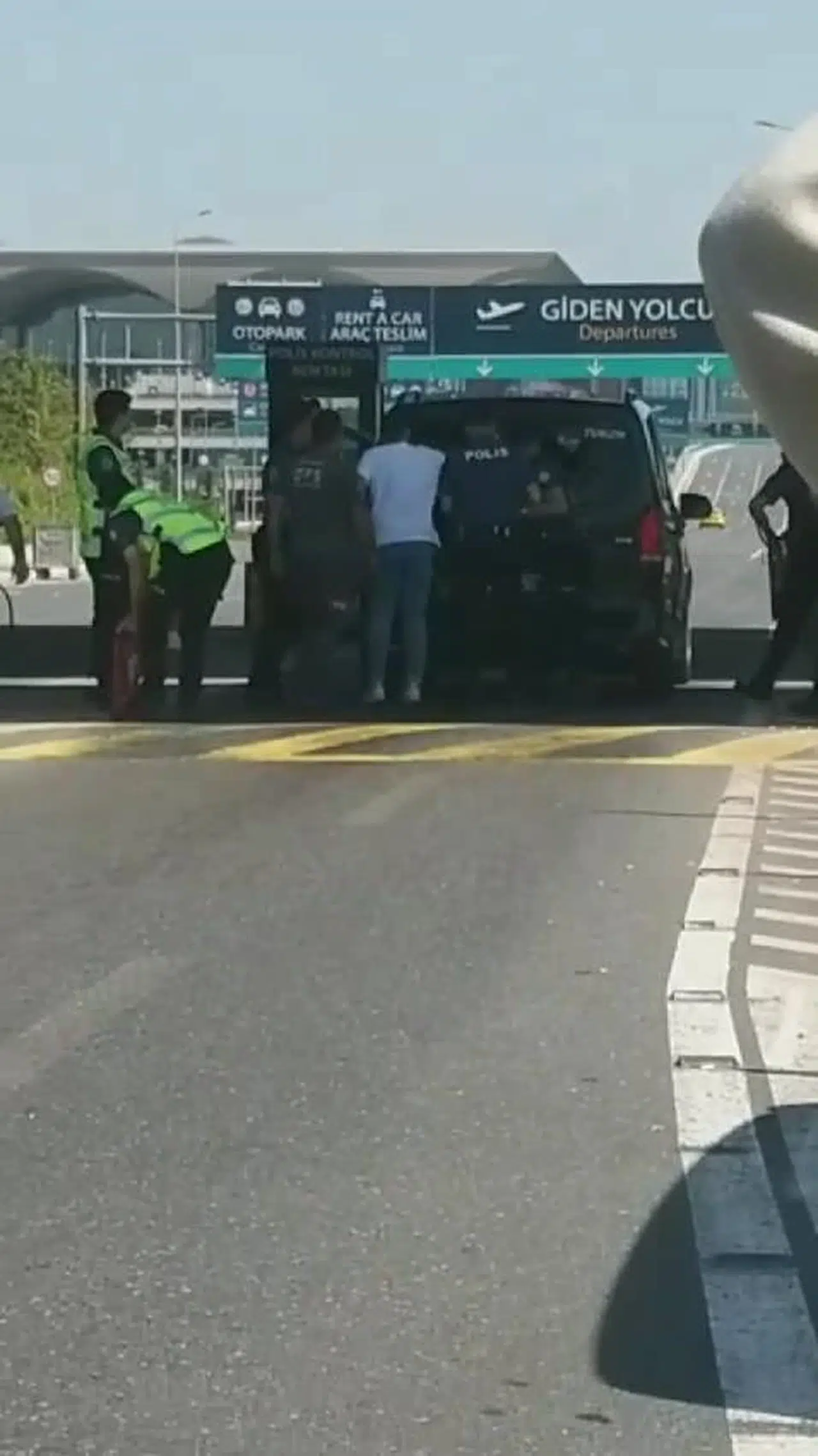 İstanbul - İstanbul Havalimanı'na yolcu taşıyan araçta yangın 