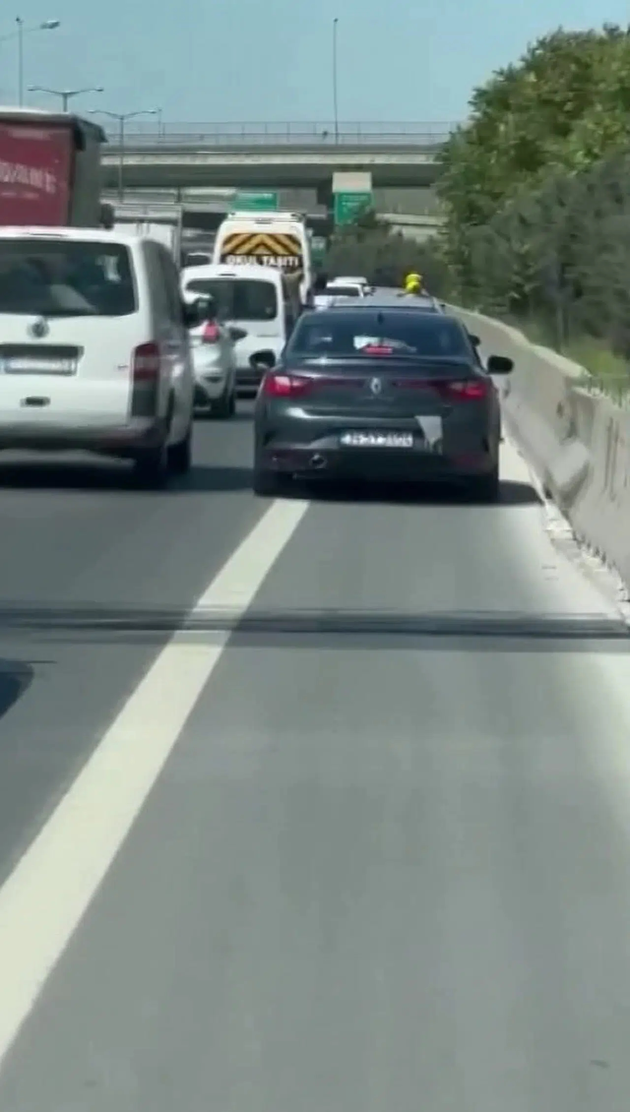 İstanbul- Bağcılar'da emniyet şeridinde ambulansa yol vermeyen sürücüler kamerada