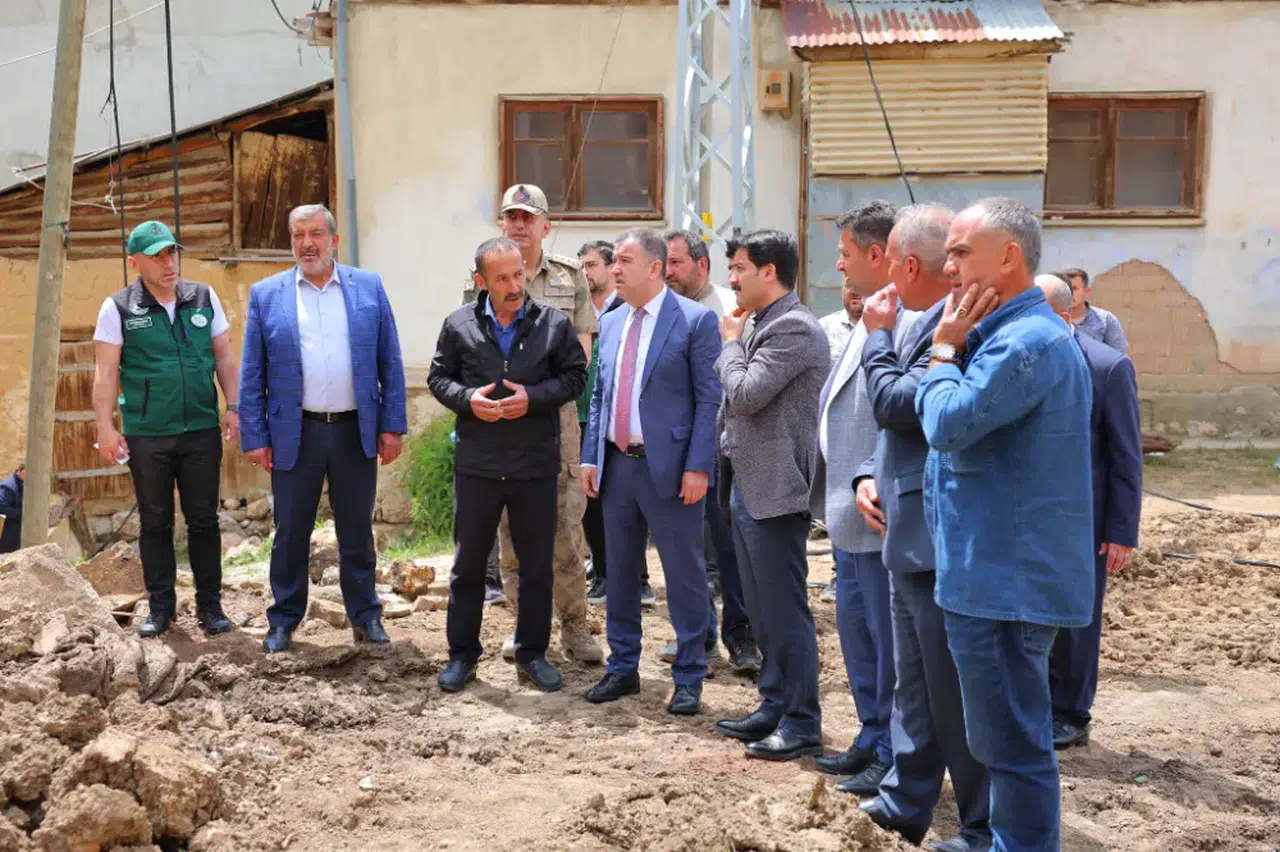 Bayburt Valisi Eldivan, Alapelit Köyü'nde Yangın Mağduru Ailenin Yanında: Başsağlığı Ziyareti ve Destek Vaadi