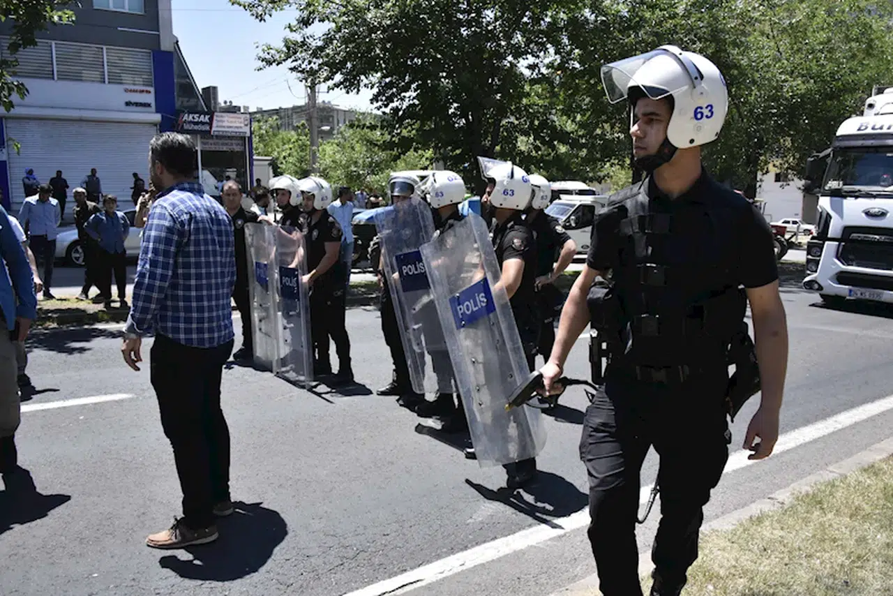 Şanlıurfa'da çiftçiler elektrik kesintilerini protesto için yol kapattı