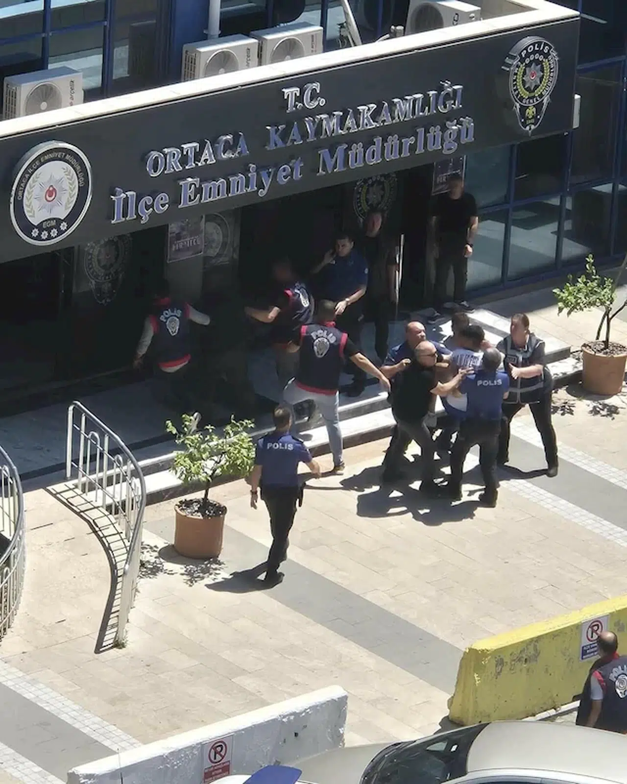 Kayıp başvurusunda bulunduğu kızları istismar ettiği iddiasıyla gözaltına alındı; linçten polis kurtardı