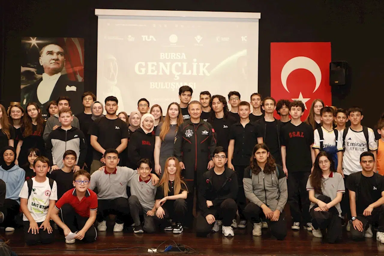 Türkiye'nin ilk astronotu Alper Gezeravcı, Bursa'da öğrencilerle buluştu