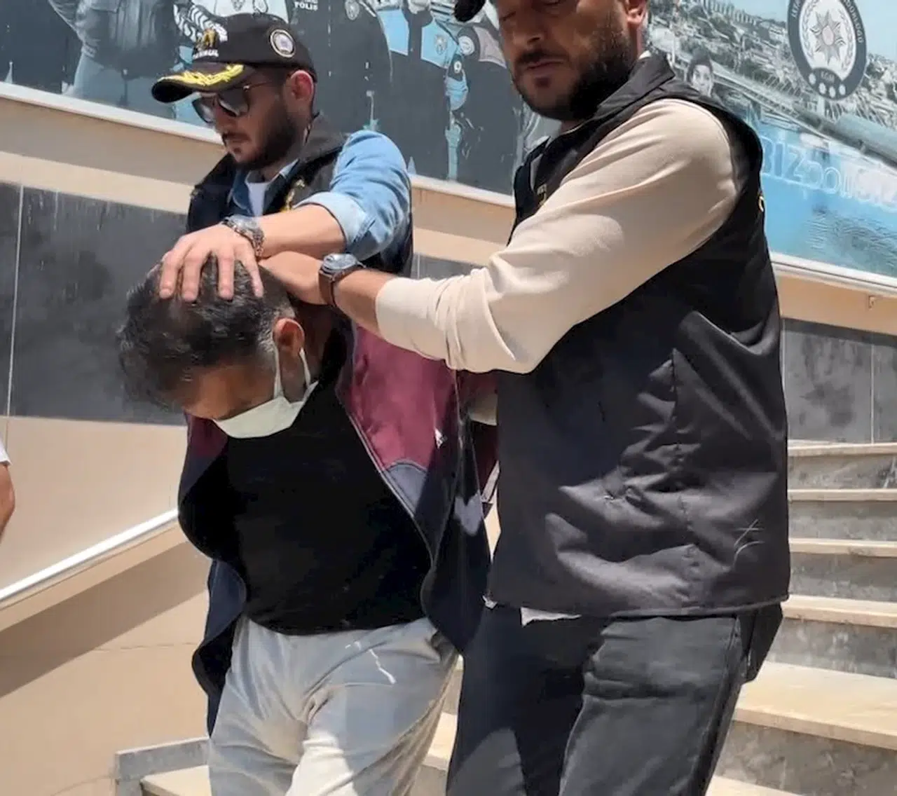 İstanbul - Bayrampaşa'da ayrı yaşadığı eşi ile kızını öldüren şüpheli adliyeye sevk edildi 