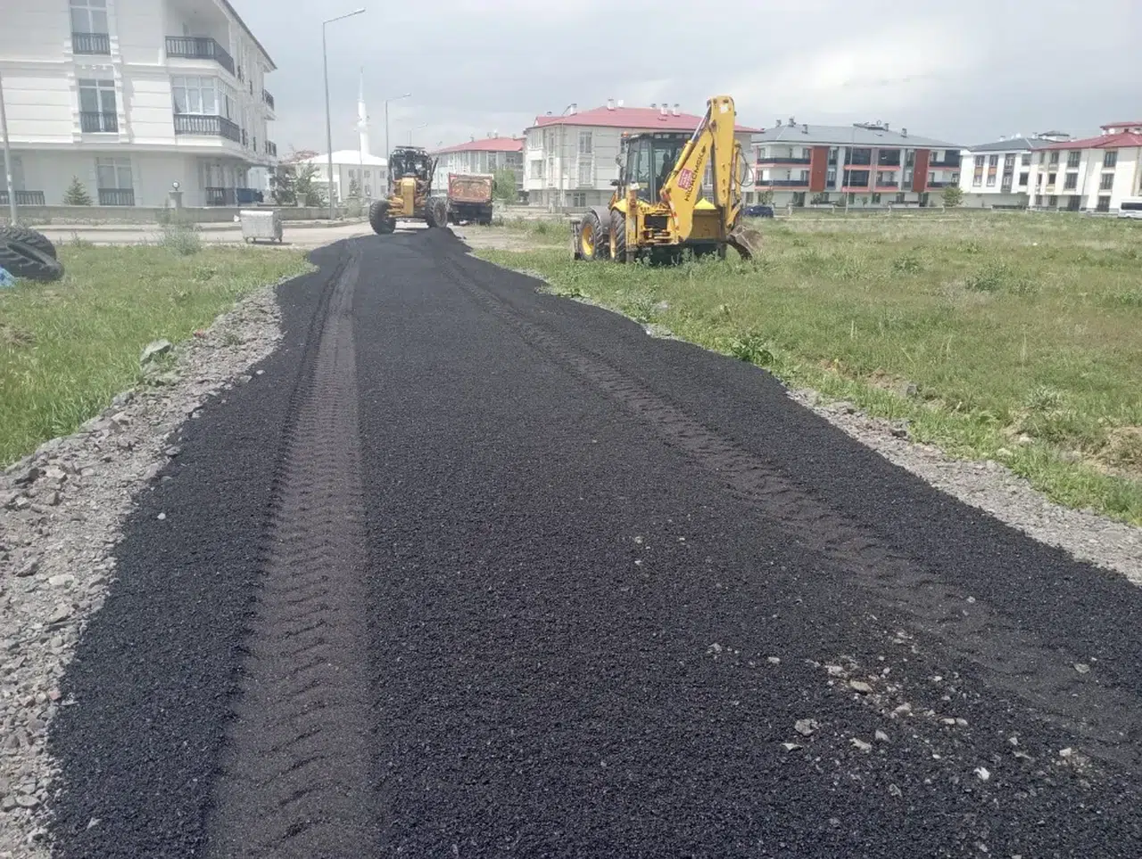 Aziziye'de Asfalt Çalışmaları Devam Ediyor: Bağlantı Yollar Güzelleşiyor