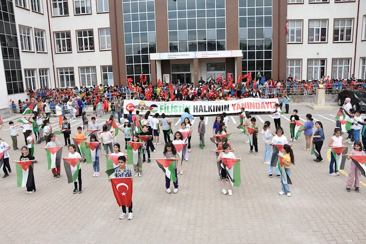 İlkokul öğrencilerinden Filistin'e destek gösterisi