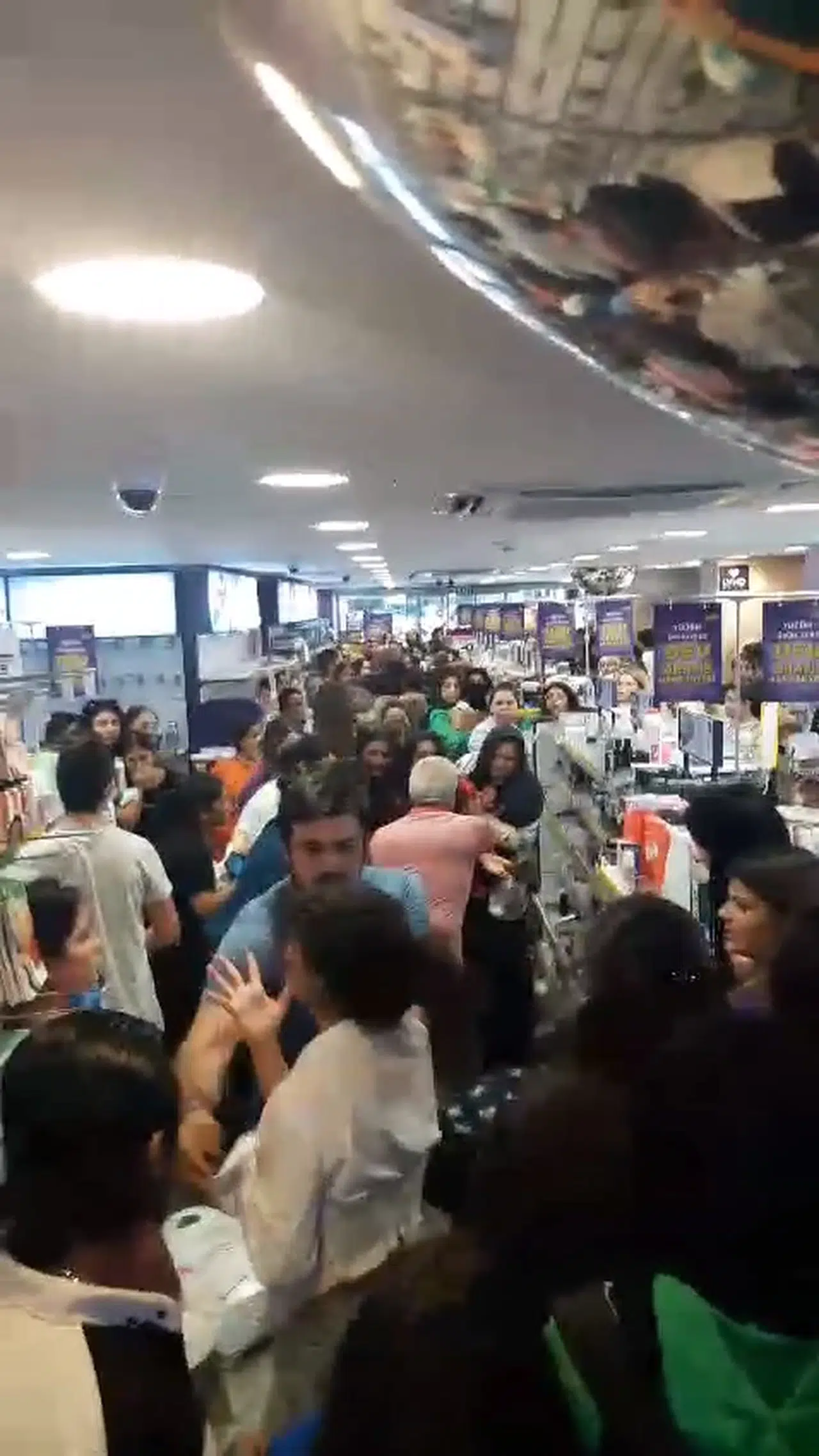 Adana'da kozmetik mağazasında 'indirim' izdihamı; o anlar kamerada