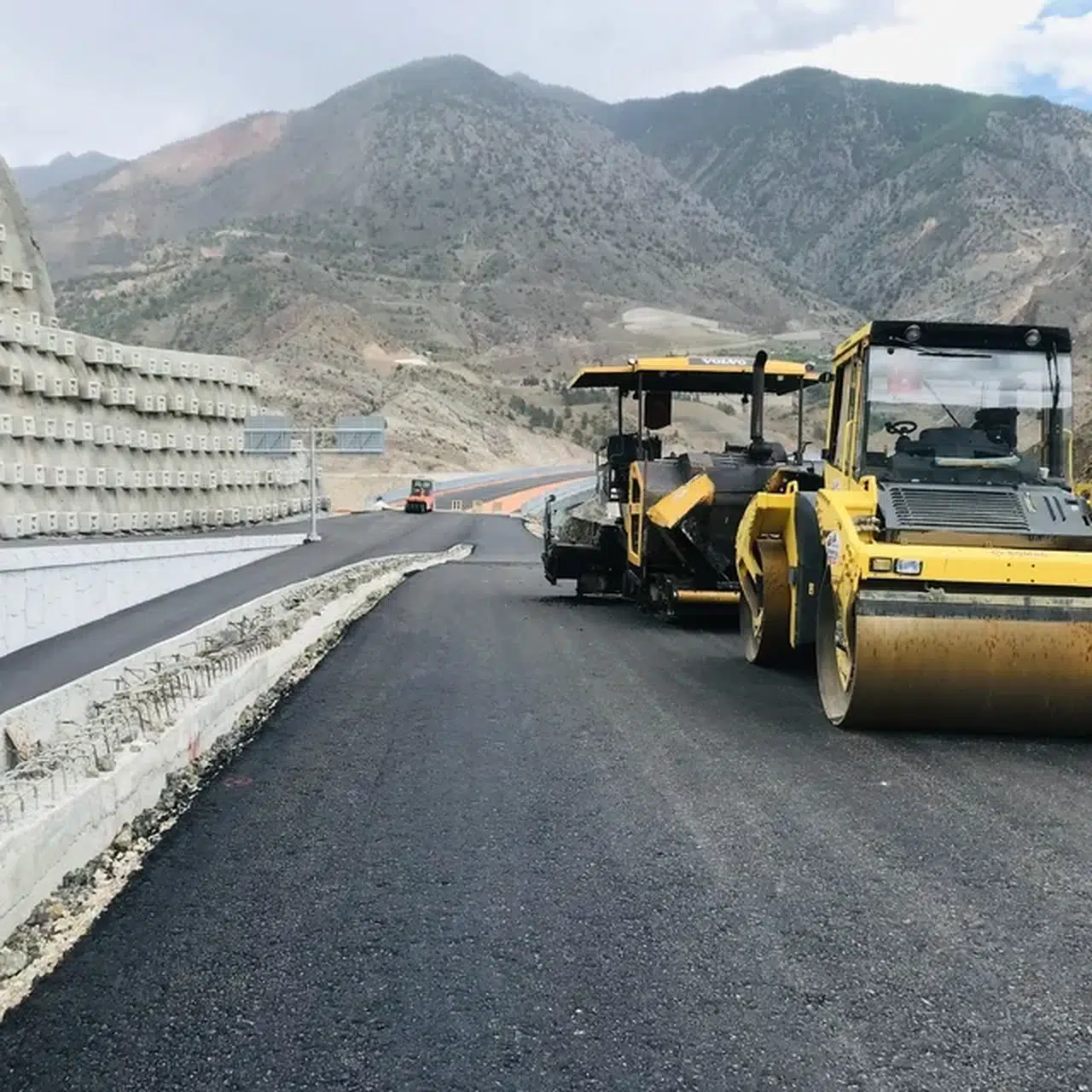Yusufeli'ndeki 685 metrelik viyadüğün haziranda açılması planlanıyor