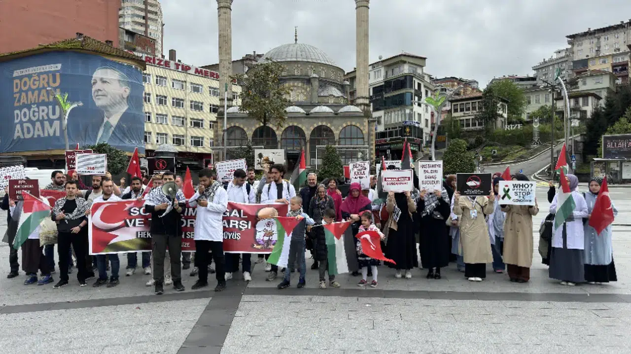 Rize'de sağlık çalışanları 25 haftadır "sessiz yürüyüş"le İsrail'i protesto ediyor