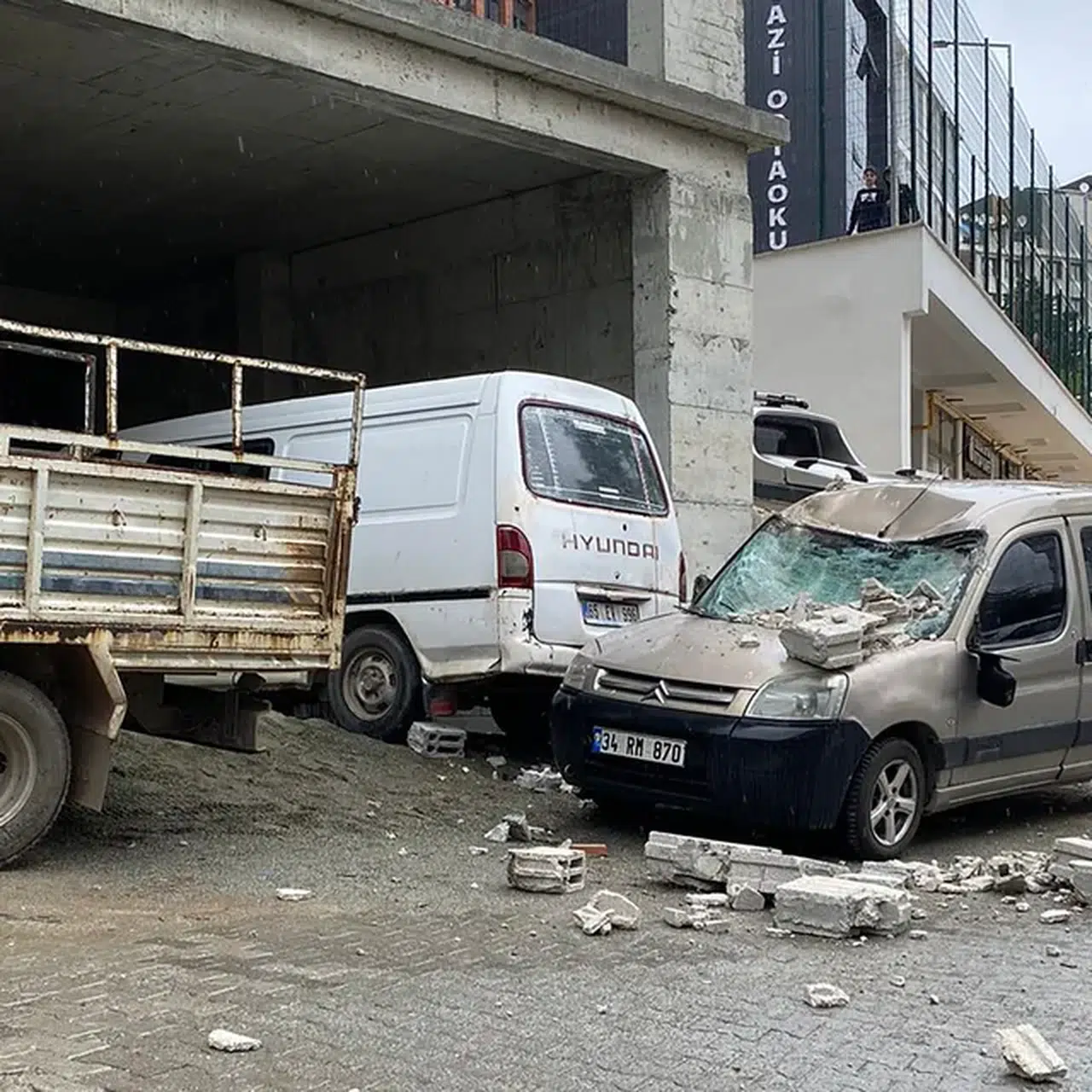 Artvin'de inşaattan düşen tuğlalar otomobile zarar verdi