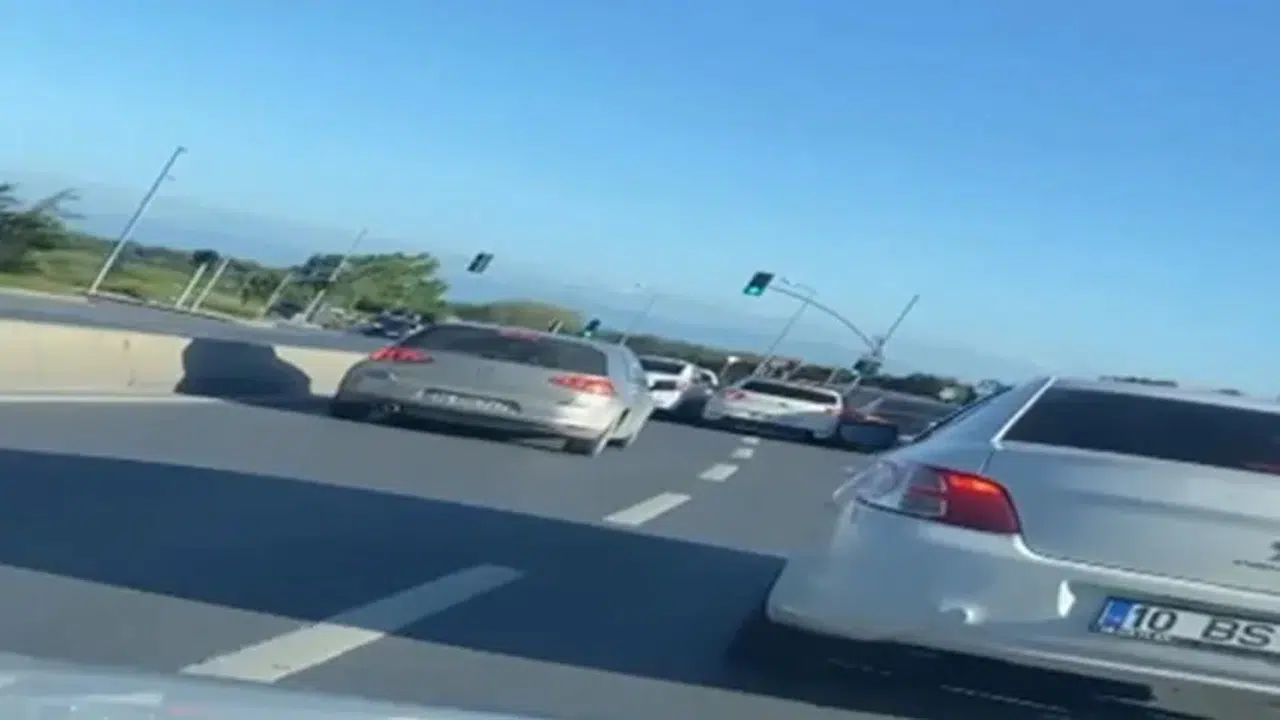 Bakırköy'de trafiğin yoğun olduğu saatte makas atan otomobil kaza yaptı!