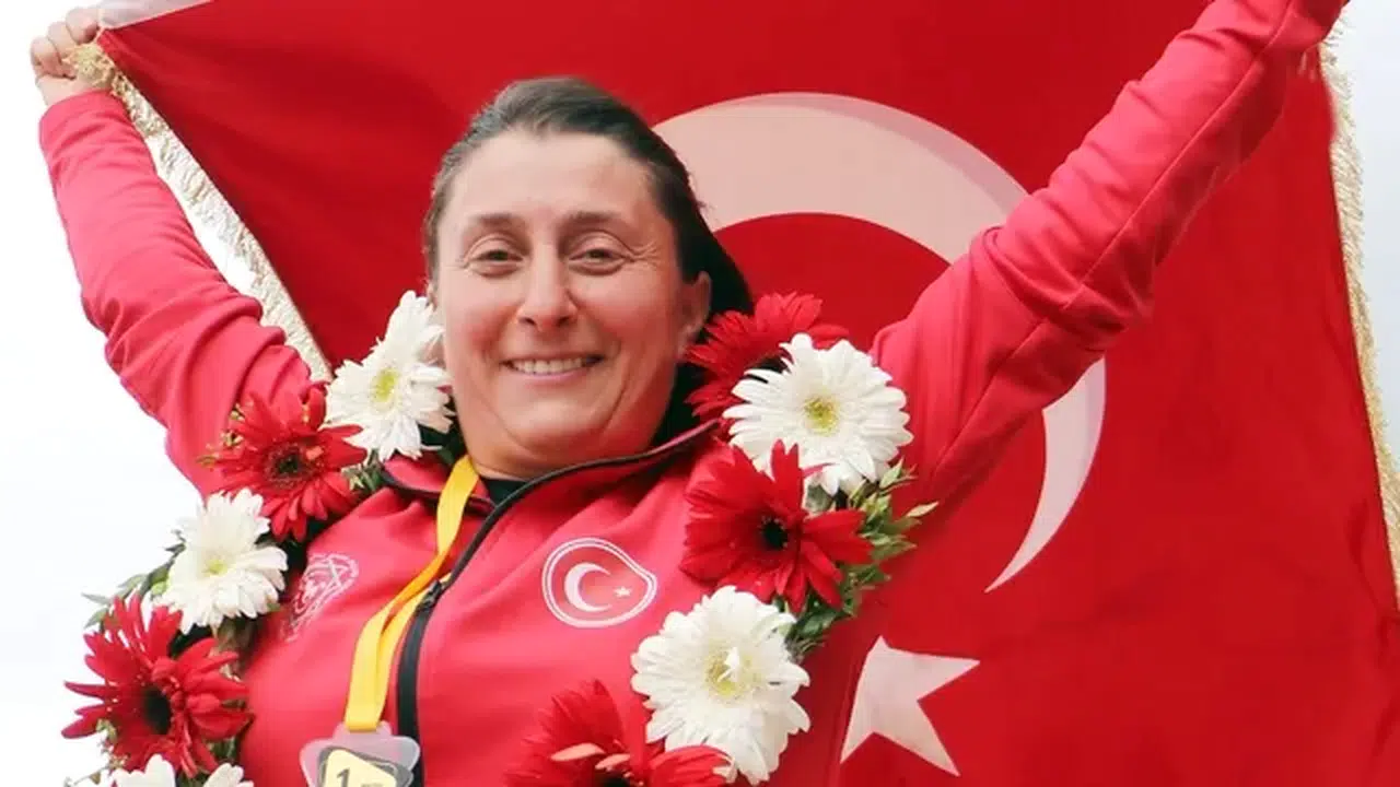 Rusya'da atlı okçulukta dünya şampiyonu olan Melek öğretmen, Erzurum'da coşkuyla karşılandı