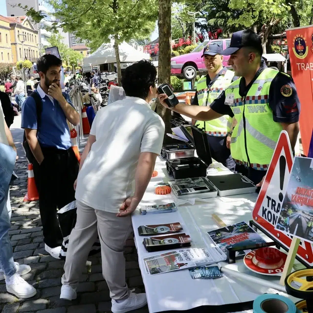 Trabzon'da vatandaşlar emniyet kemerinin önemini simülatör araçla deneyimledi