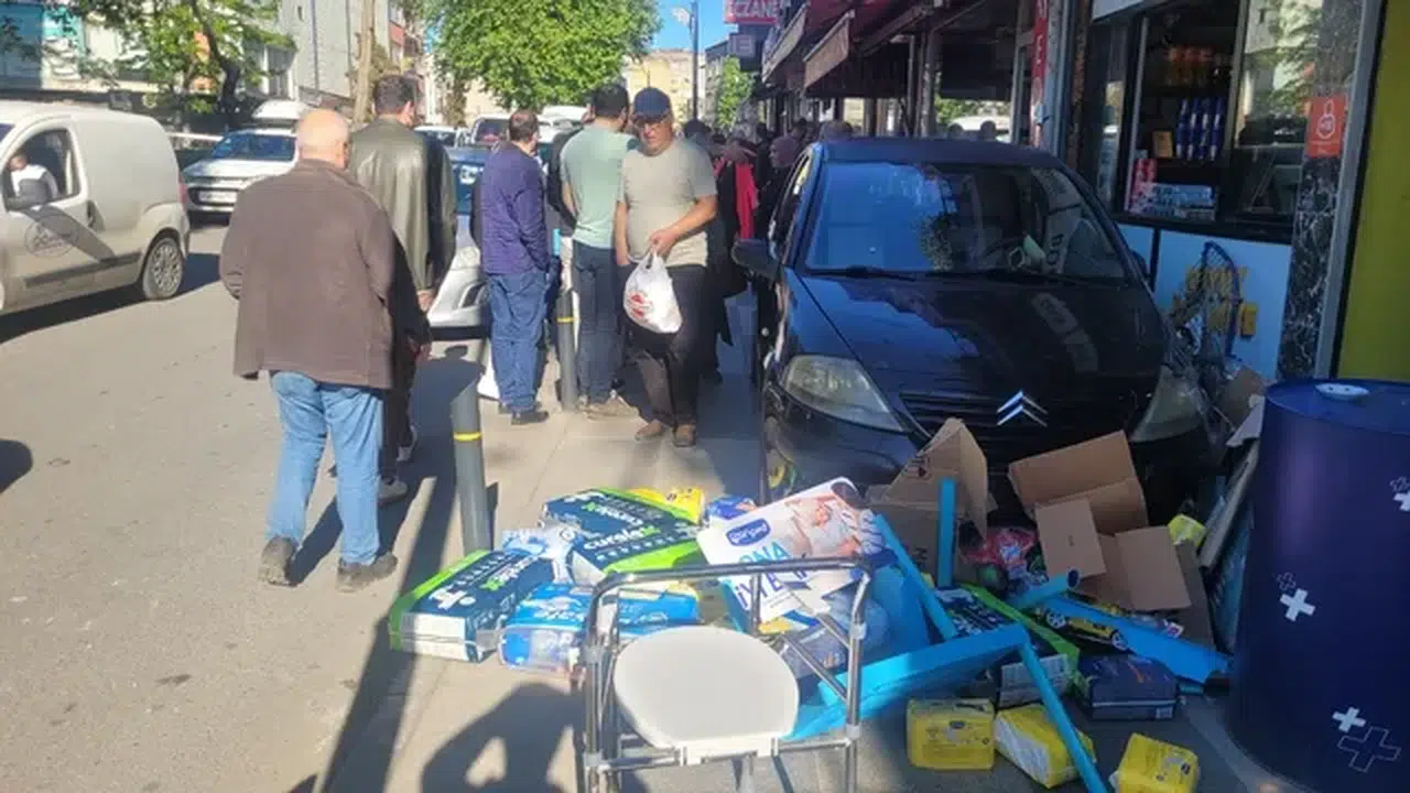 Otomobil, kaldırıma çıkıp dükkanlara çarptı; iş yeri sahipleri son anda kurtuldu