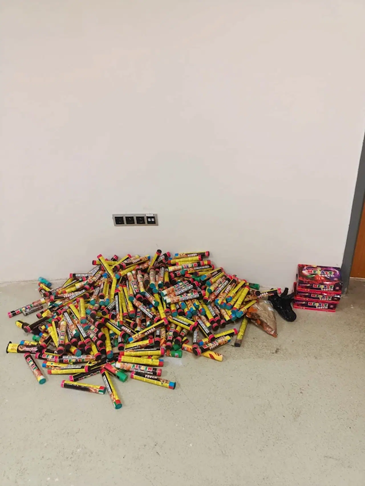 1'inci Lig Play-Off Finali'nde stada meşale ve torpil sokan 2 kişiye gözaltı (2)