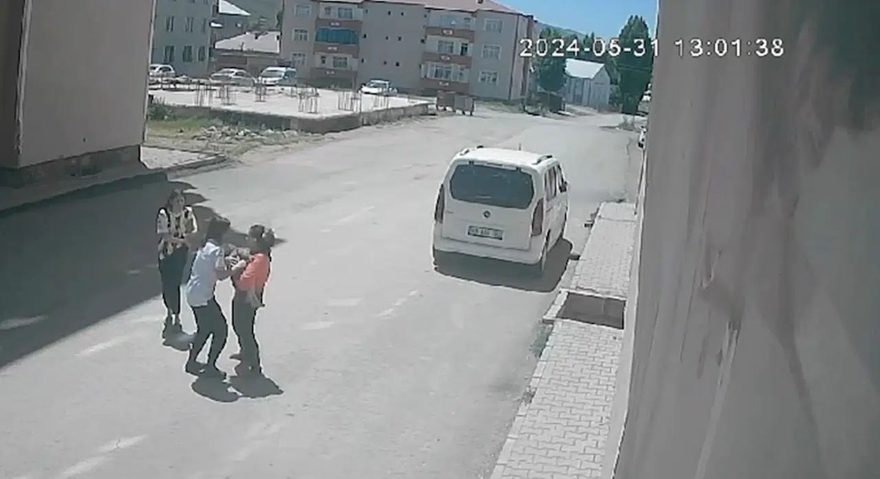 7'nci kattaki balkondan düşen 2 yaşındaki bebek öldü