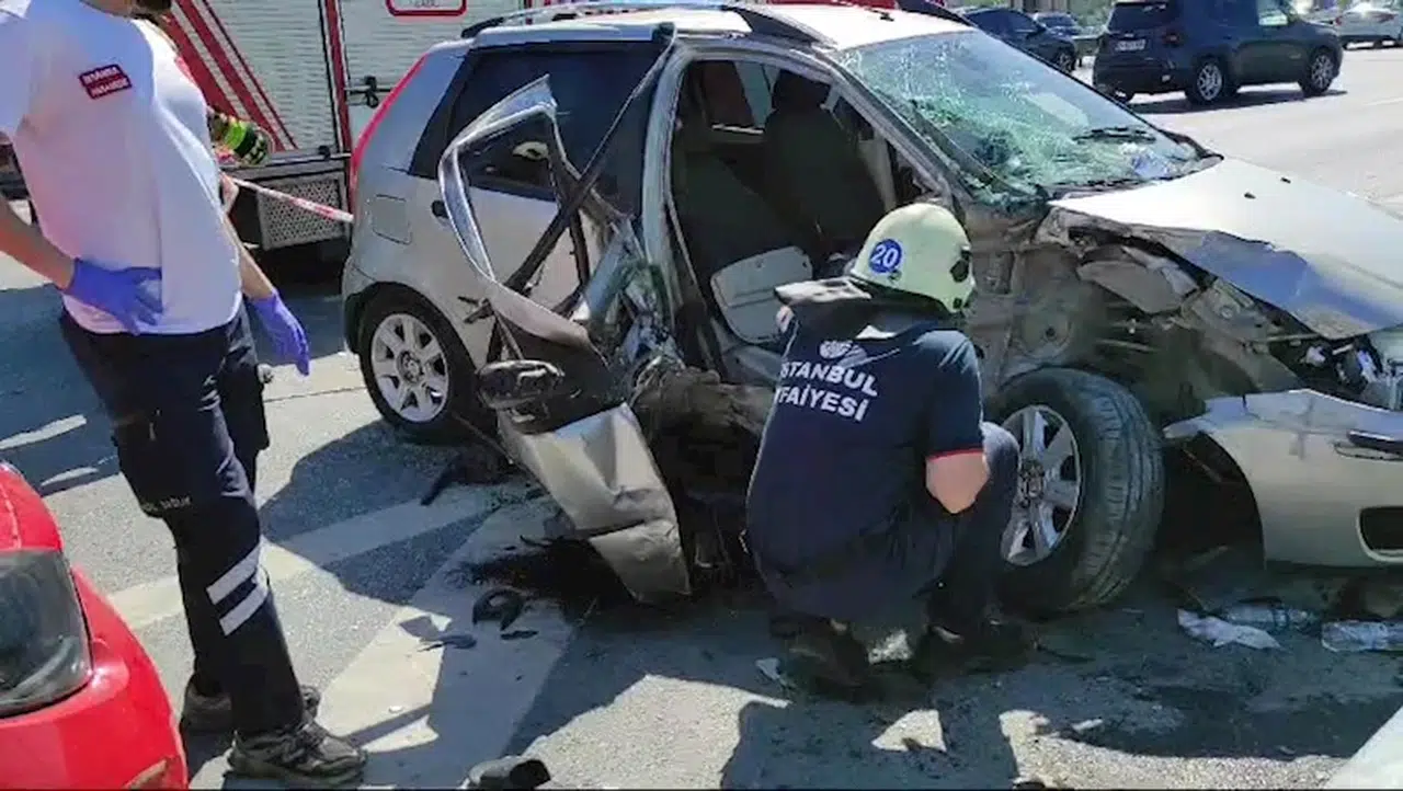 İstanbul- Eyüpsultan TEM Otoyolu'nda iki otomobil çarpıştı: 3 yaralı