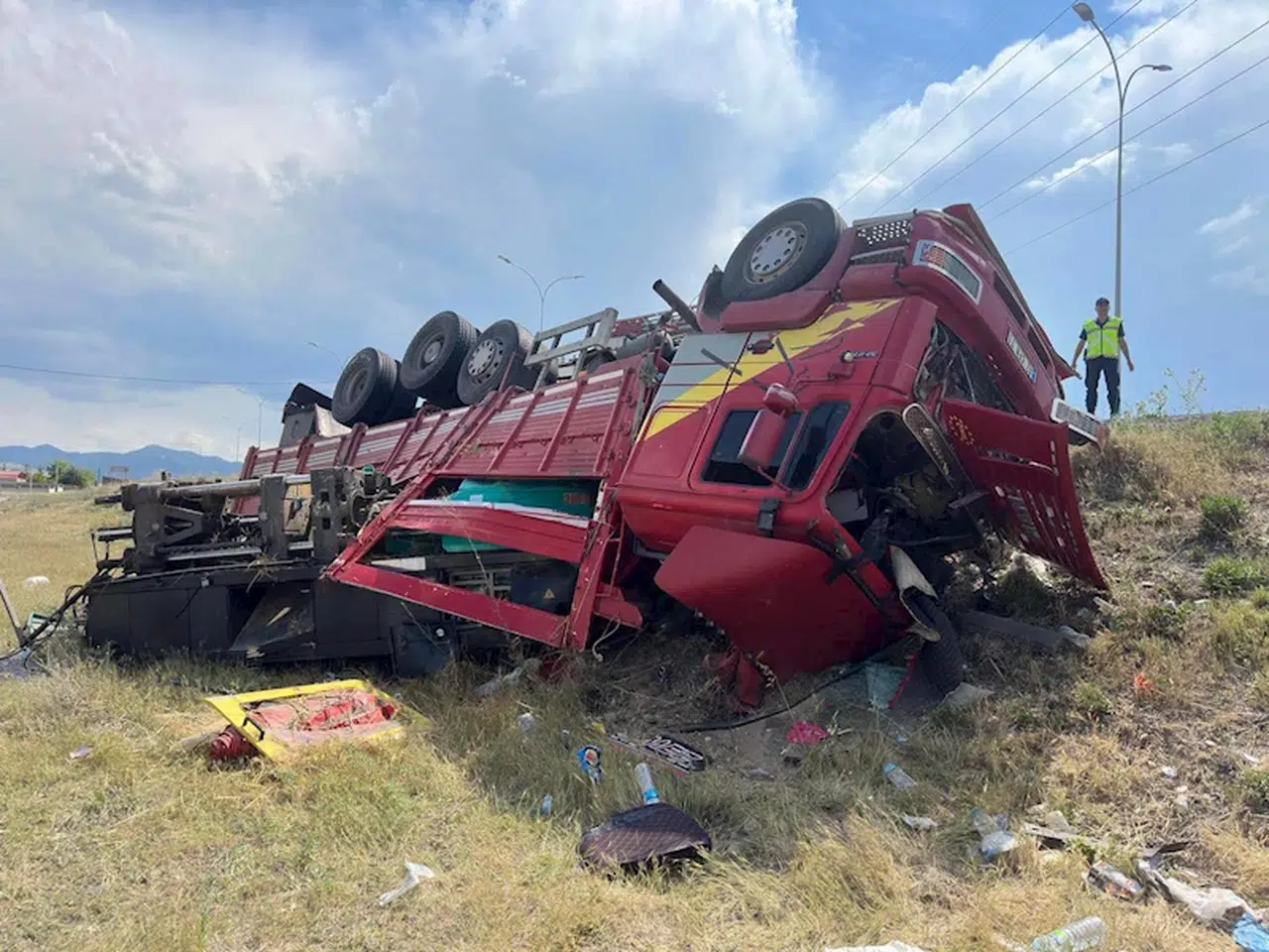 Emirdağ'da kamyon şarampole devrildi: 1 yaralı