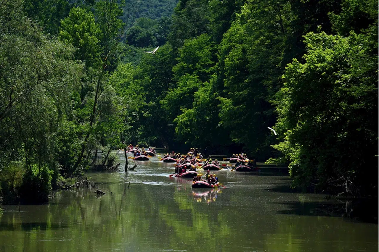 Hava sıcaklığının 30 derece ölçüldüğü Düzce'de maceraseverler rafting yaparak serinledi