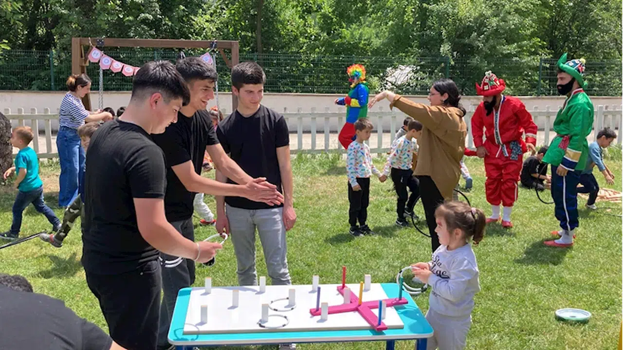 Bartın'da üniversite öğrencilerinin kurduğu "animasyon grubu" anaokulunda etkinlik düzenledi