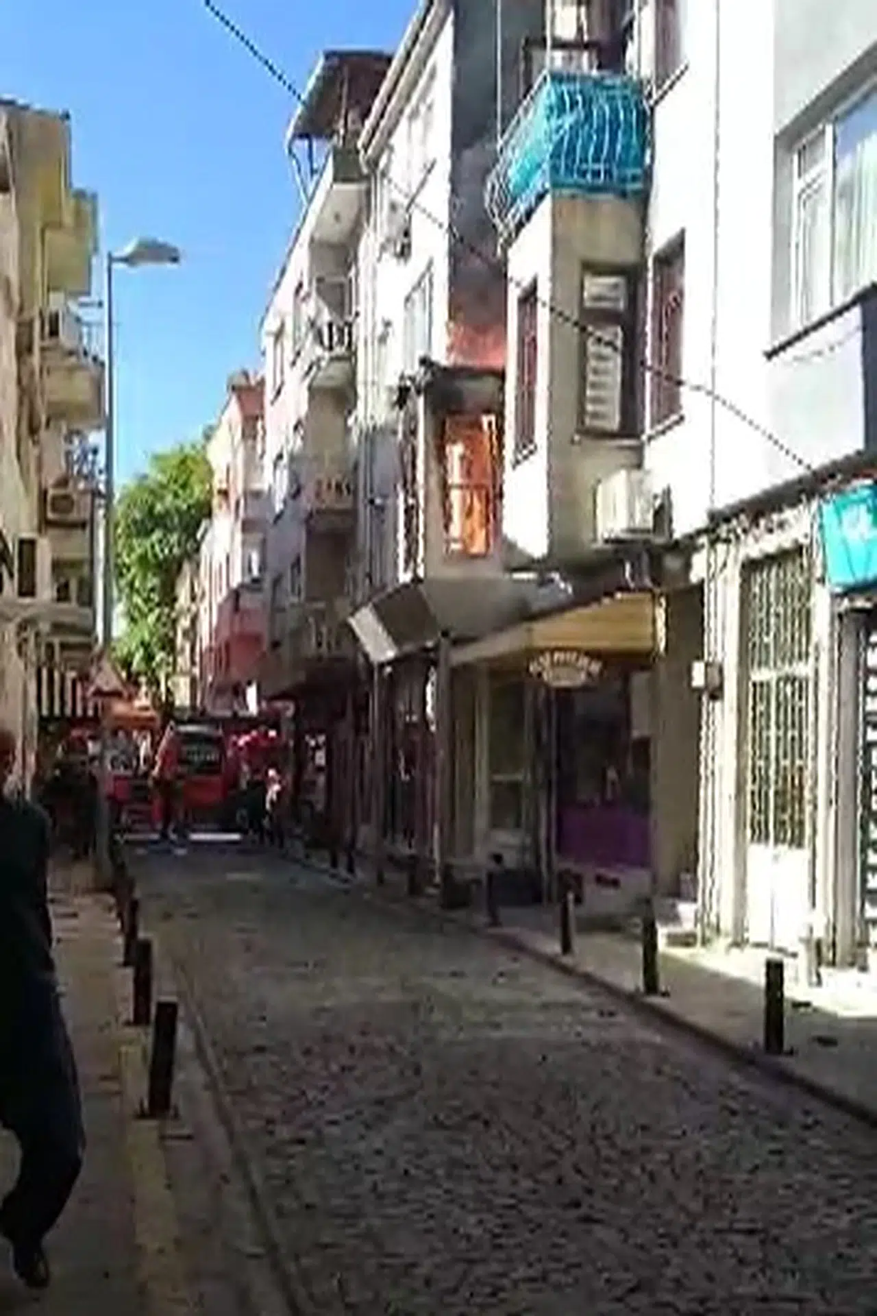 İstanbul- Beşiktaş'ta 2 katlı tarihi bina alev alev yandı