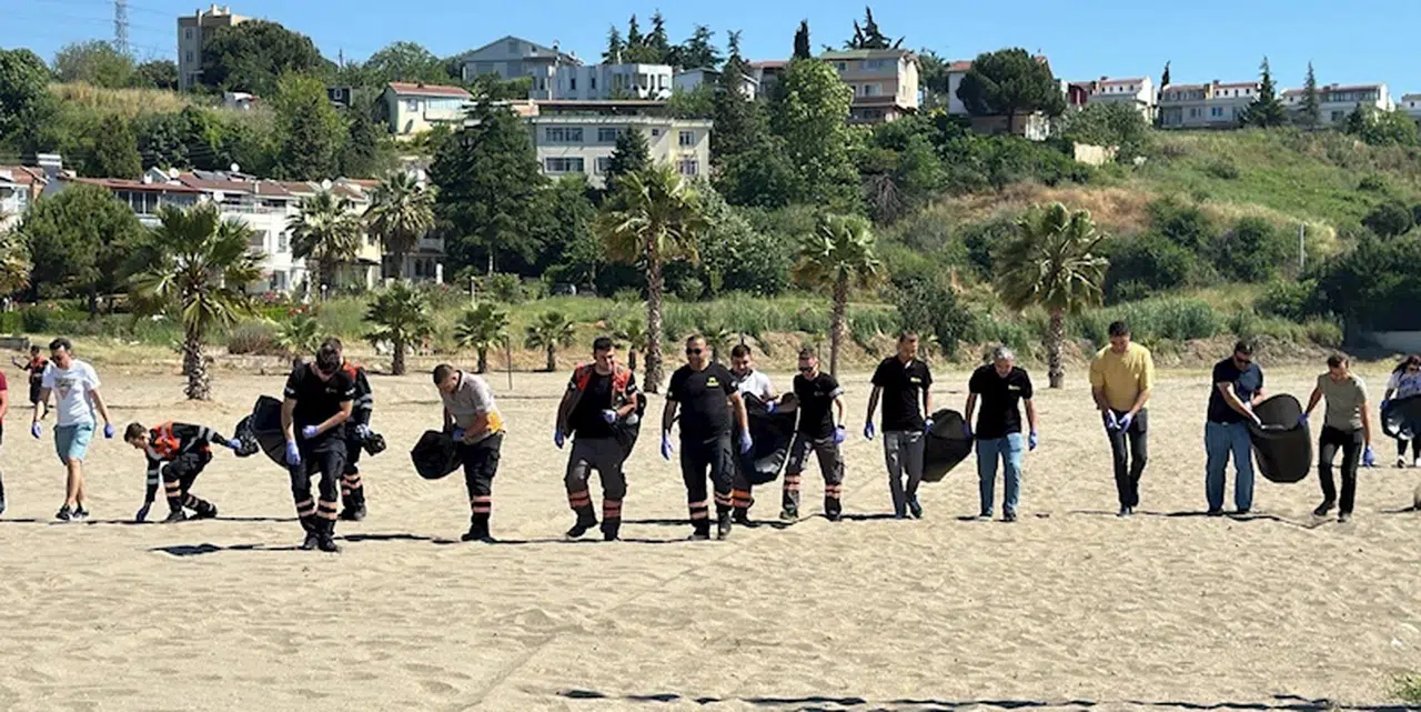  Tekirdağ'da liman personeli plaj temizliği yaptı