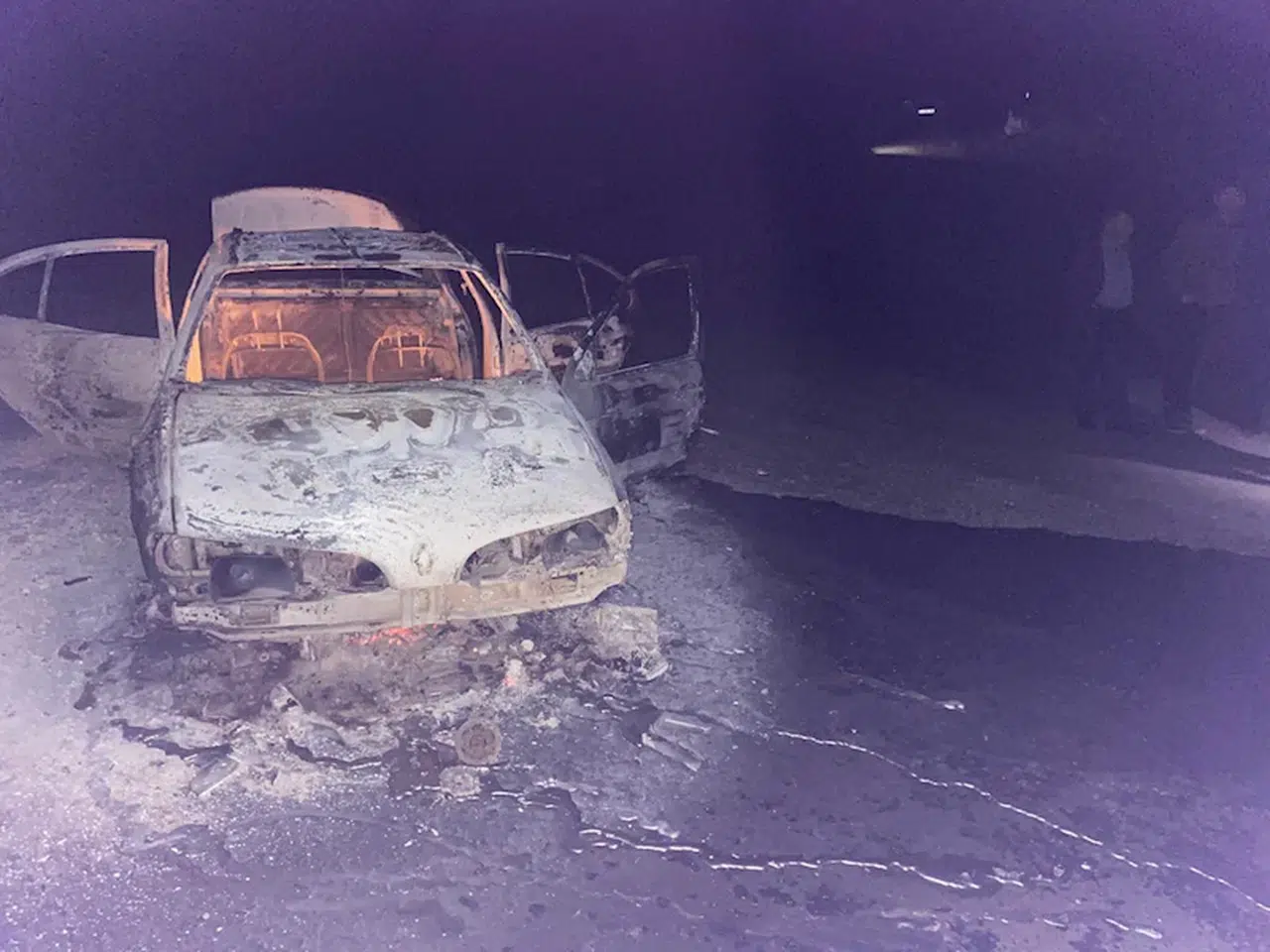 Seyir halindeyken alev alan otomobildeki 4 kişi son anda kurtuldu