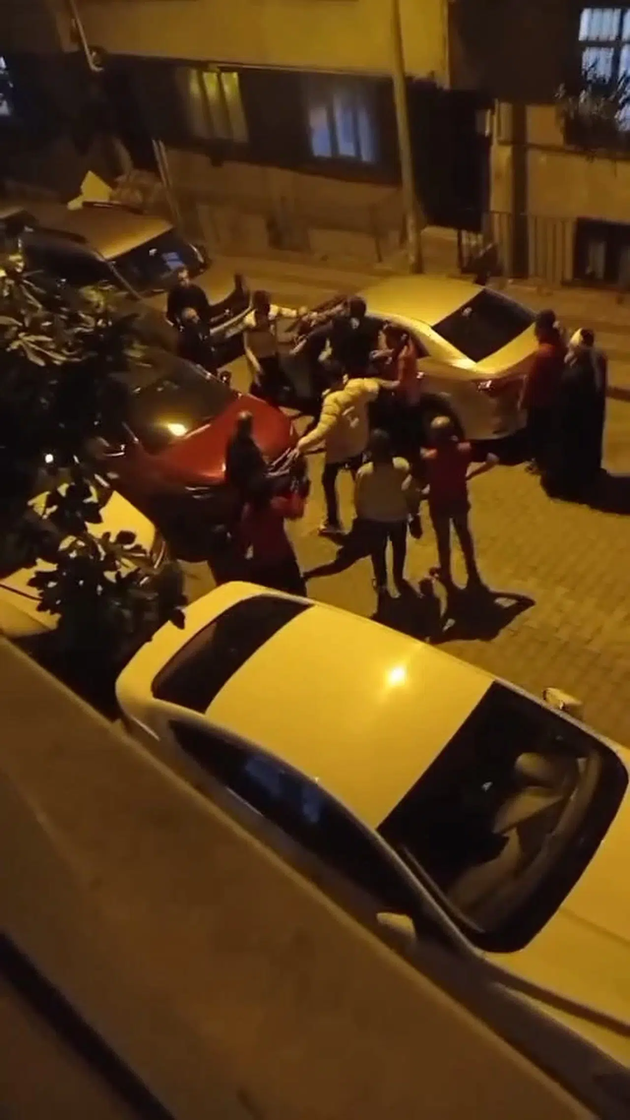 İstanbul- Sultangazi'de yol verme tartışmasında eşi ve çocuklarının gözü önünde darbedildi