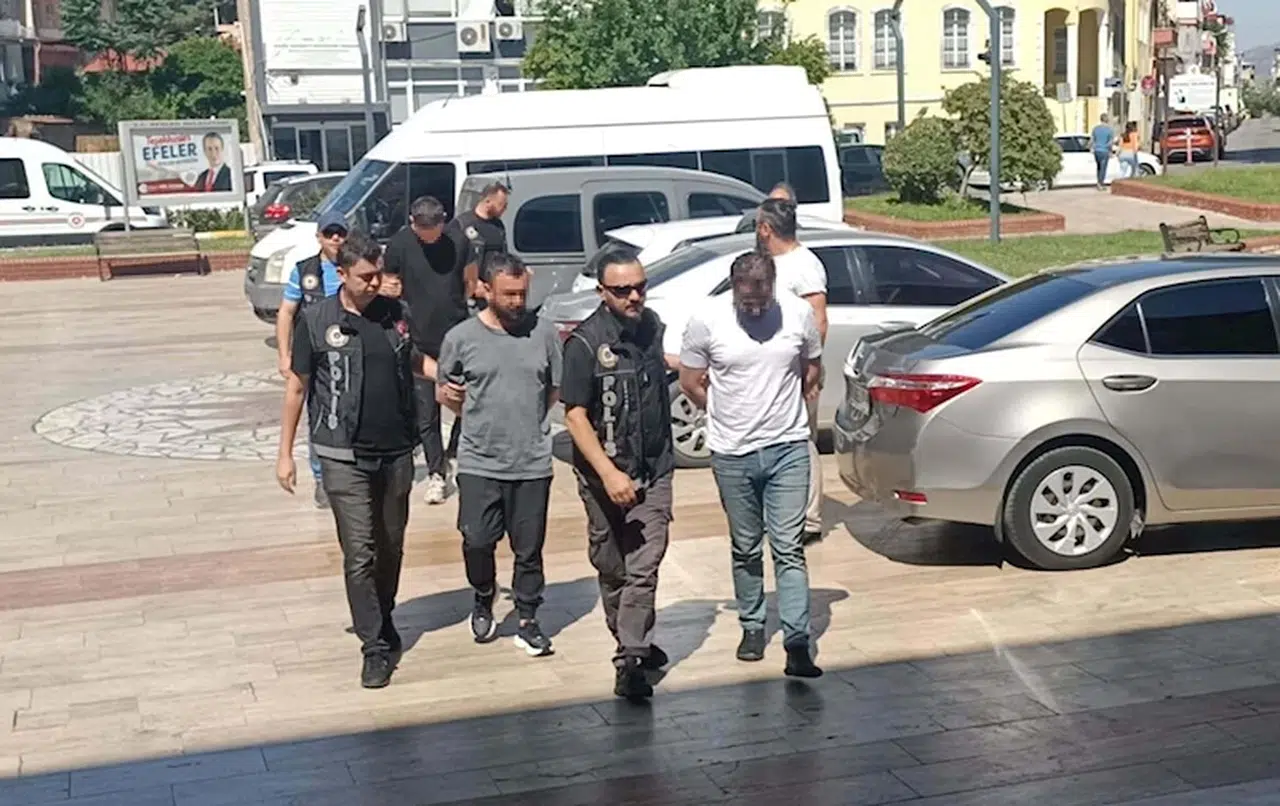 Otomobilde 4 kilo 900 gram uyuşturucuyla yakalanan 3 şüpheli tutuklandı