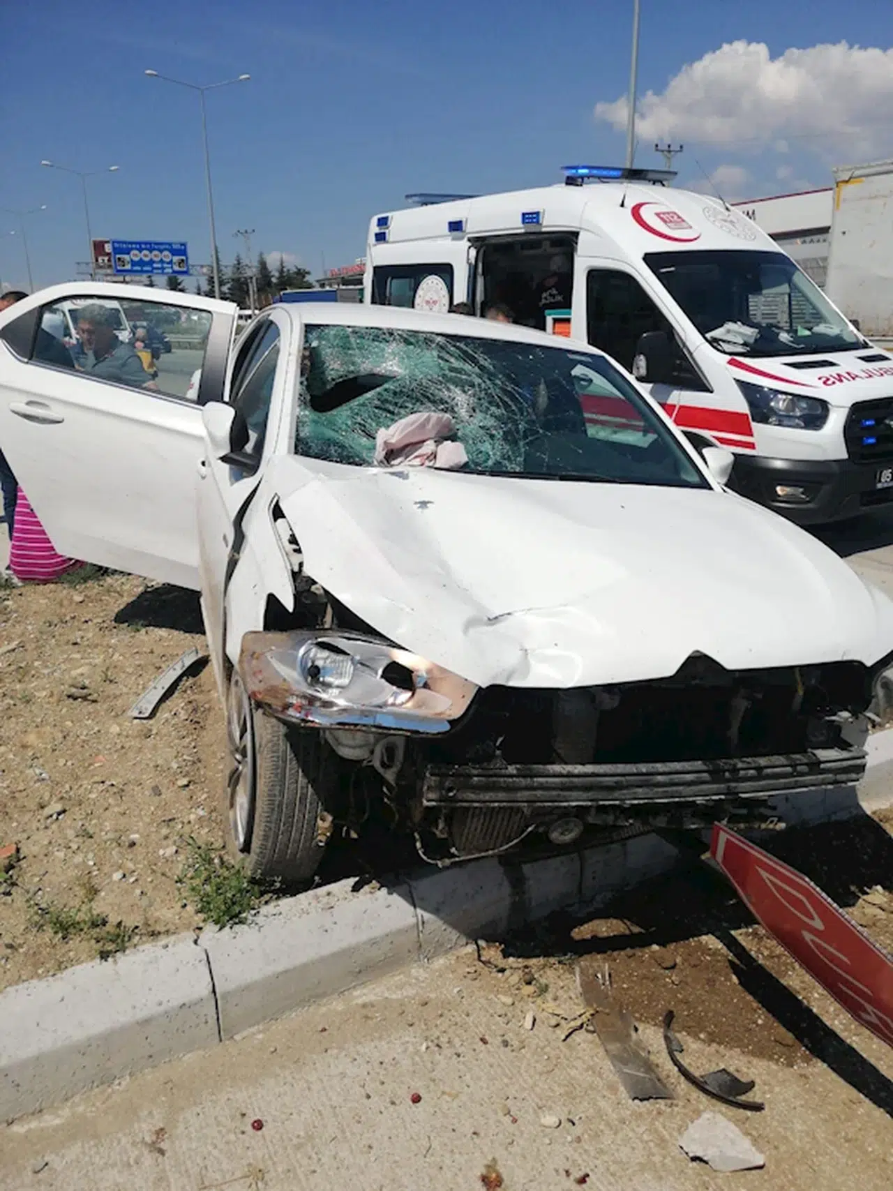 Otomobil yol kenarında meyve satan esnafa çarptı: 1 ölü, 2 yaralı