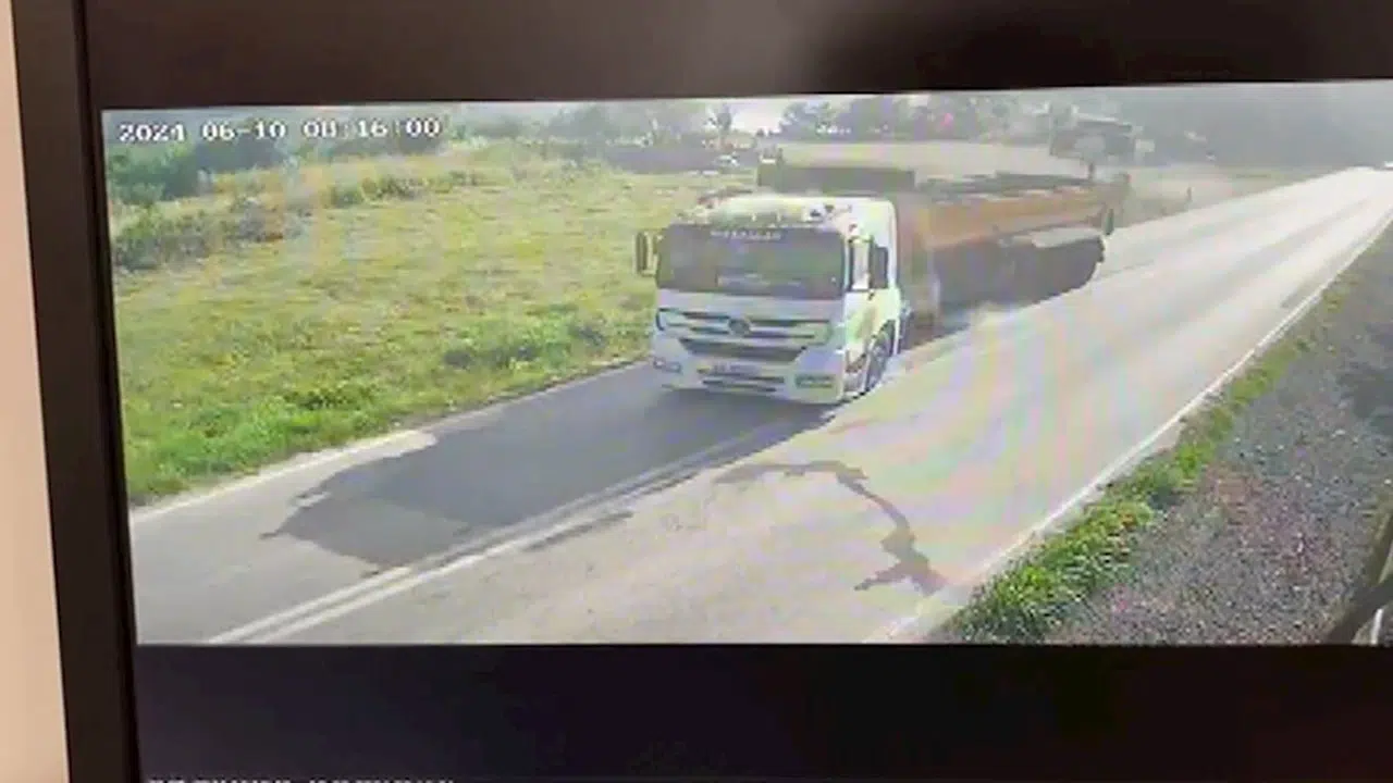 Kocaeli'de işçi servisi ile TIR, kafa kafaya çarpıştı: 1'i ağır 26 yaralı (2)