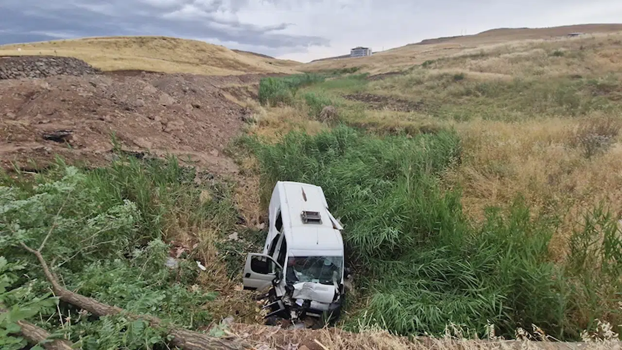 Diyarbakır’da sakatat yüklü minibüs dereye uçtu: 5 yaralı