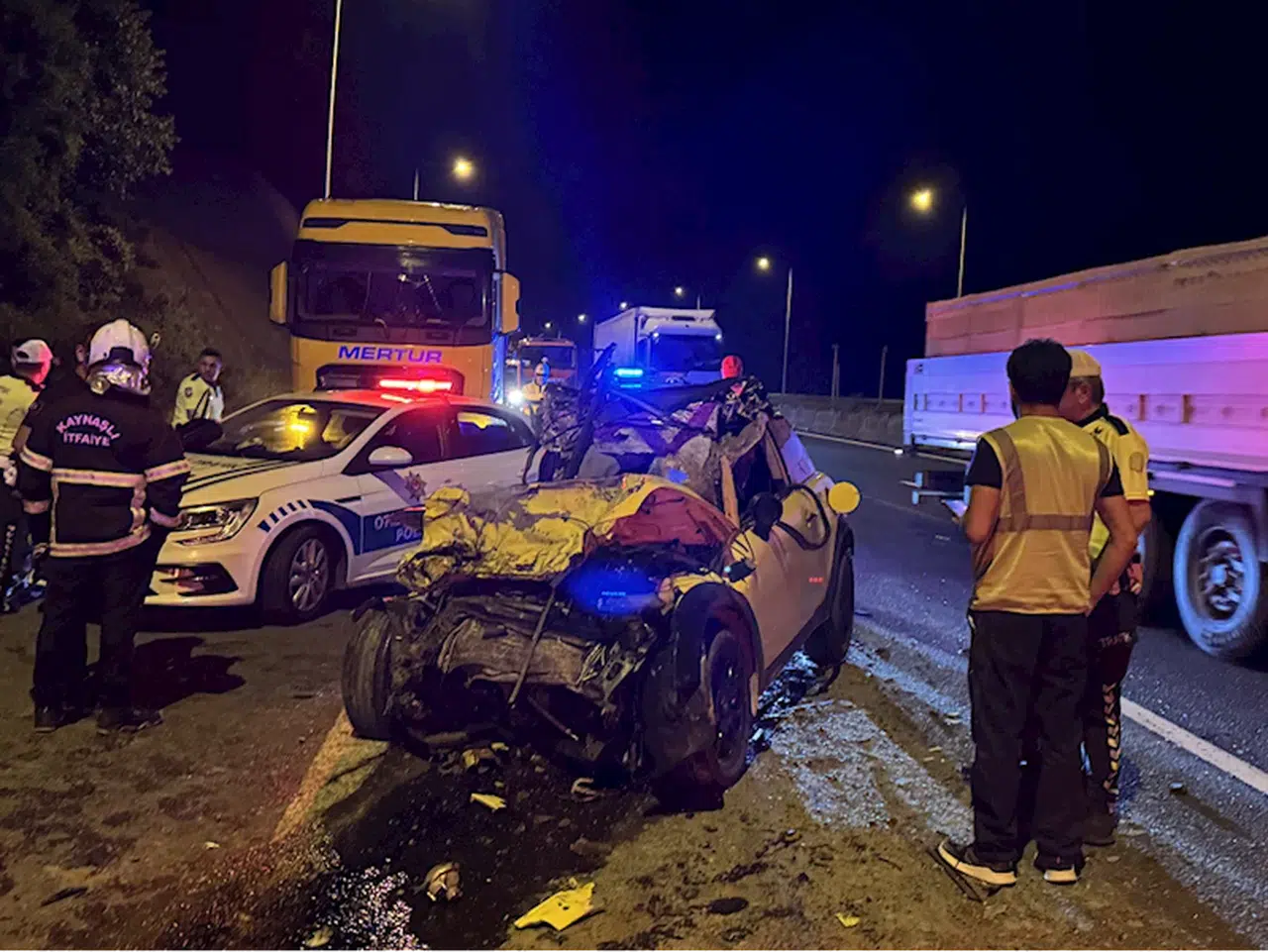 Anadolu Otoyolu'nda kamyona çarpan otomobilin sürücüsü öldü