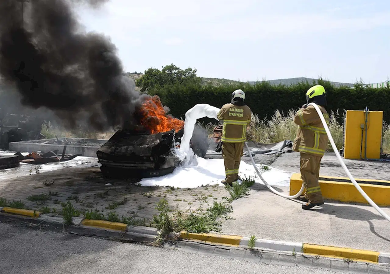 Balıkesir İtfaiyesi, elektrikli araç yangınlarına müdahale eğitimi aldı