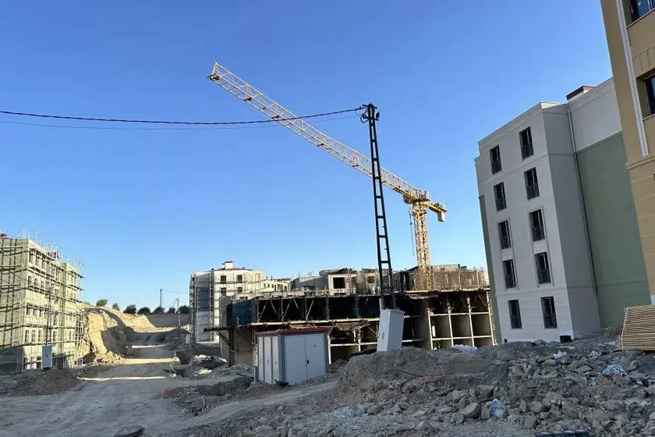 Rize'de devrilen vincin altında kalan işçi ağır yaralandı