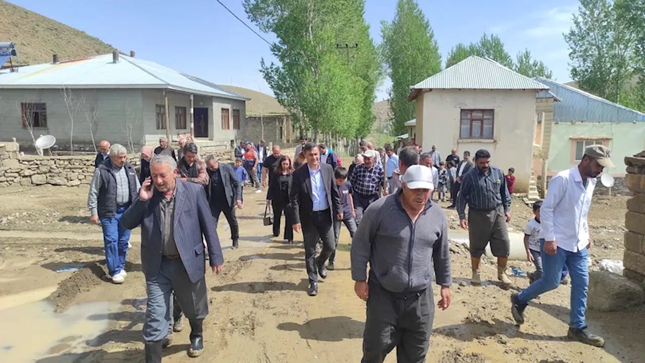 Van'da sağanak sele neden oldu; 52 hayvan öldü, 10 ev ile ahır hasar gördü / Ek fotoğraflar