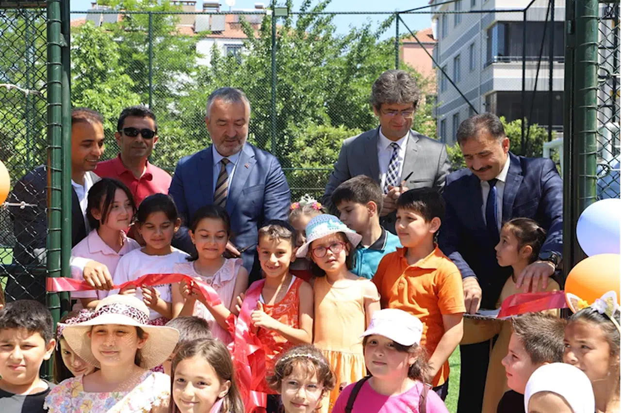 19 Mayıs'ta halı sahanın açılışı yapıldı