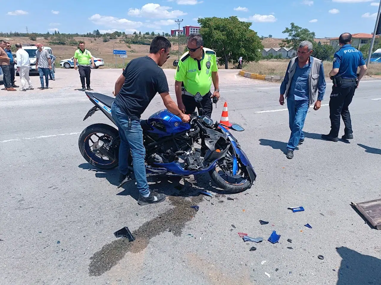 Kırıkkale'de motosiklet ile otomobil çarpıştı: 3 yaralı