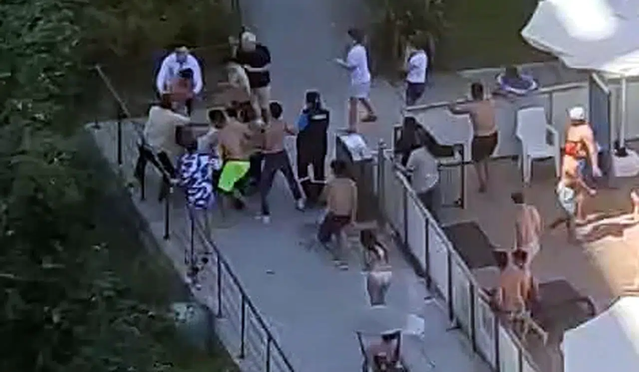 İstanbul - Avcılar'da havuz başında iki grubun bıçaklı kavgası kamerada