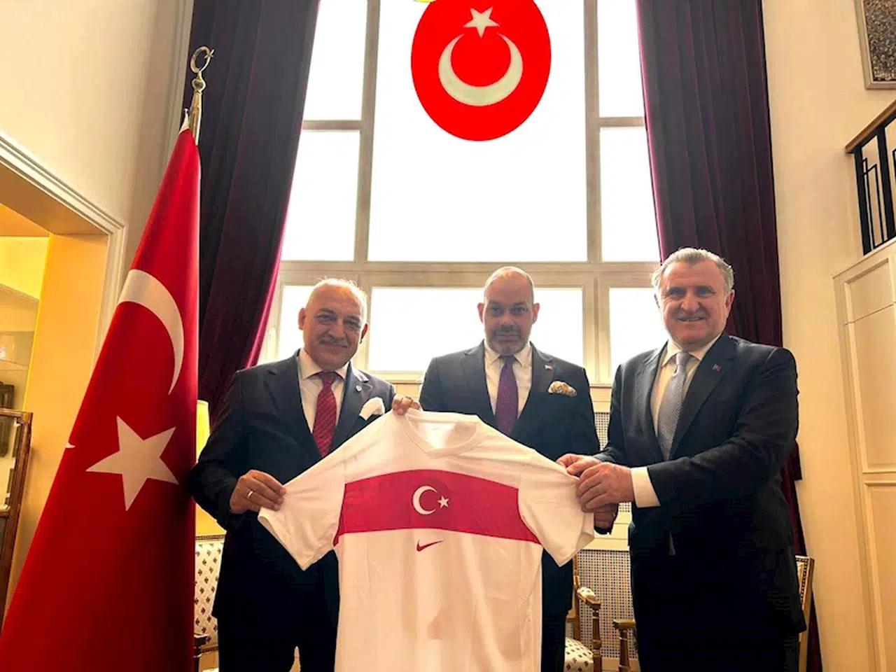 Bakan Bak ve TFF Başkanı Büyükekşi, Varşova Büyükelçiliği'nde ağırlandı