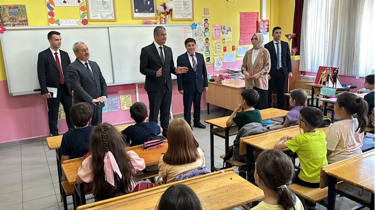 Karabük'te okuma seferberliği kapsamında öğrencilere kitap dağıtımı sürüyor