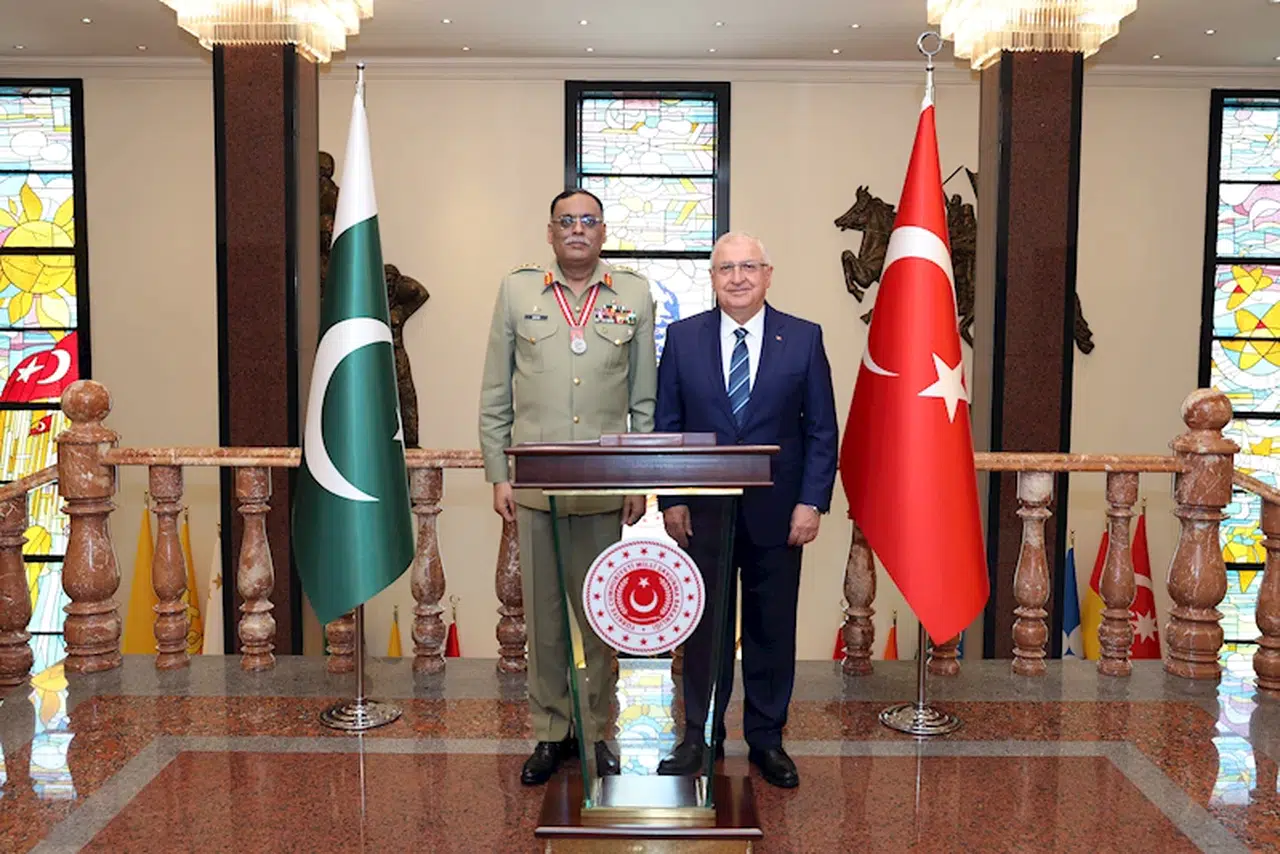 Bakan Güler, Pakistan Genelkurmay Başkanı Mirza ile görüştü