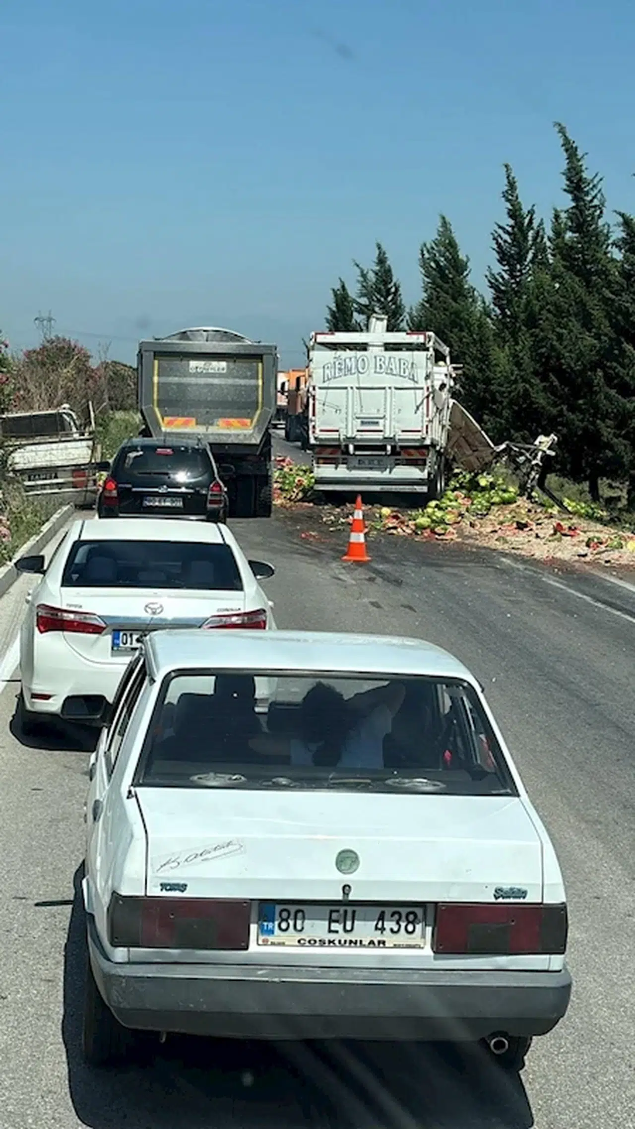 Ceyhan’da karpuz yüklü kamyon, iş kamyonuna çarptı: 1 yaralı