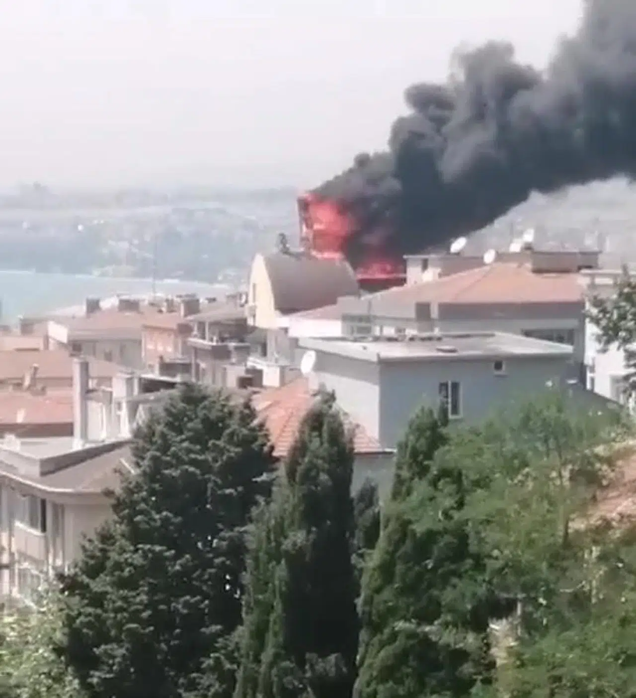 İstanbul - Silivri'de 6 katlı binanın çatısında yangın