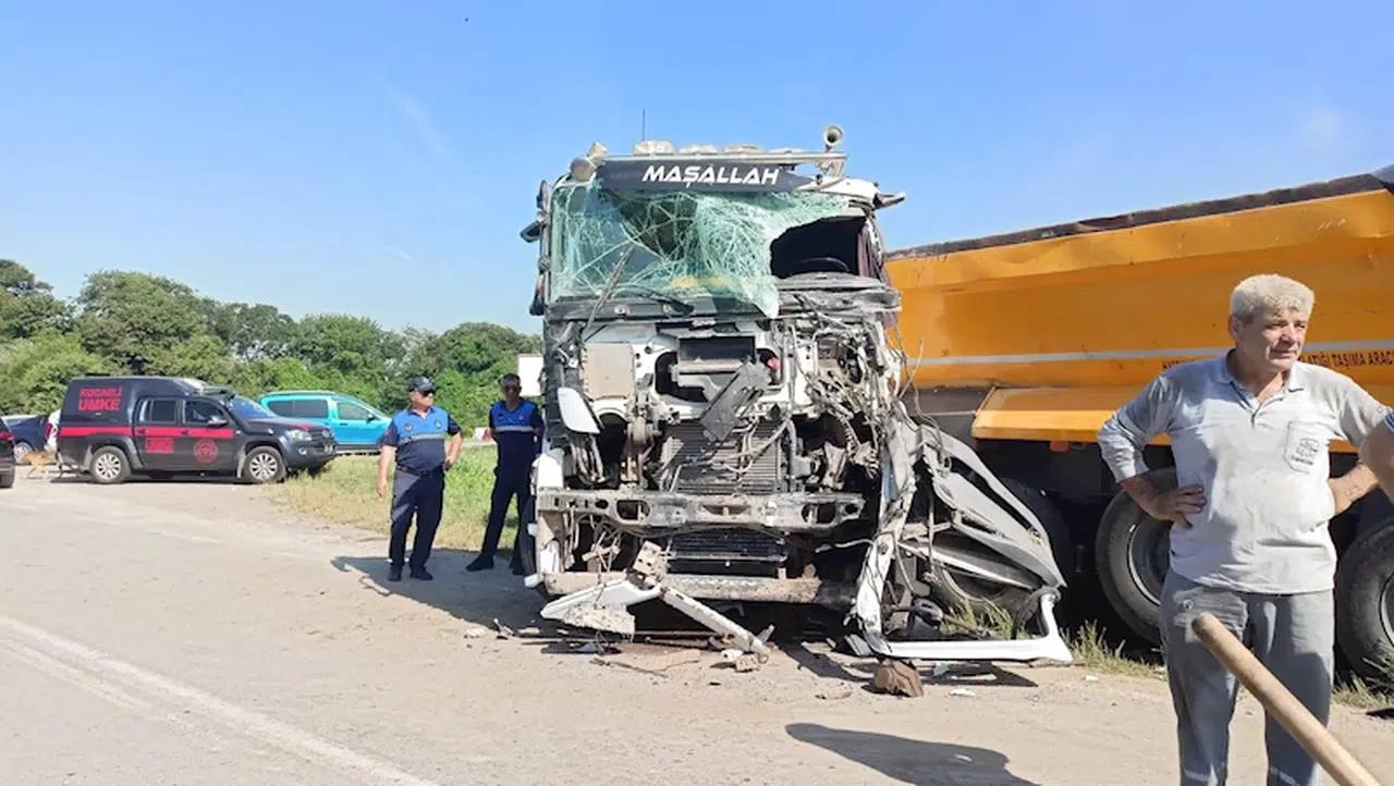 İşçi servisi ile kamyon çarpıştı; 1'i ağır 20 yaralı